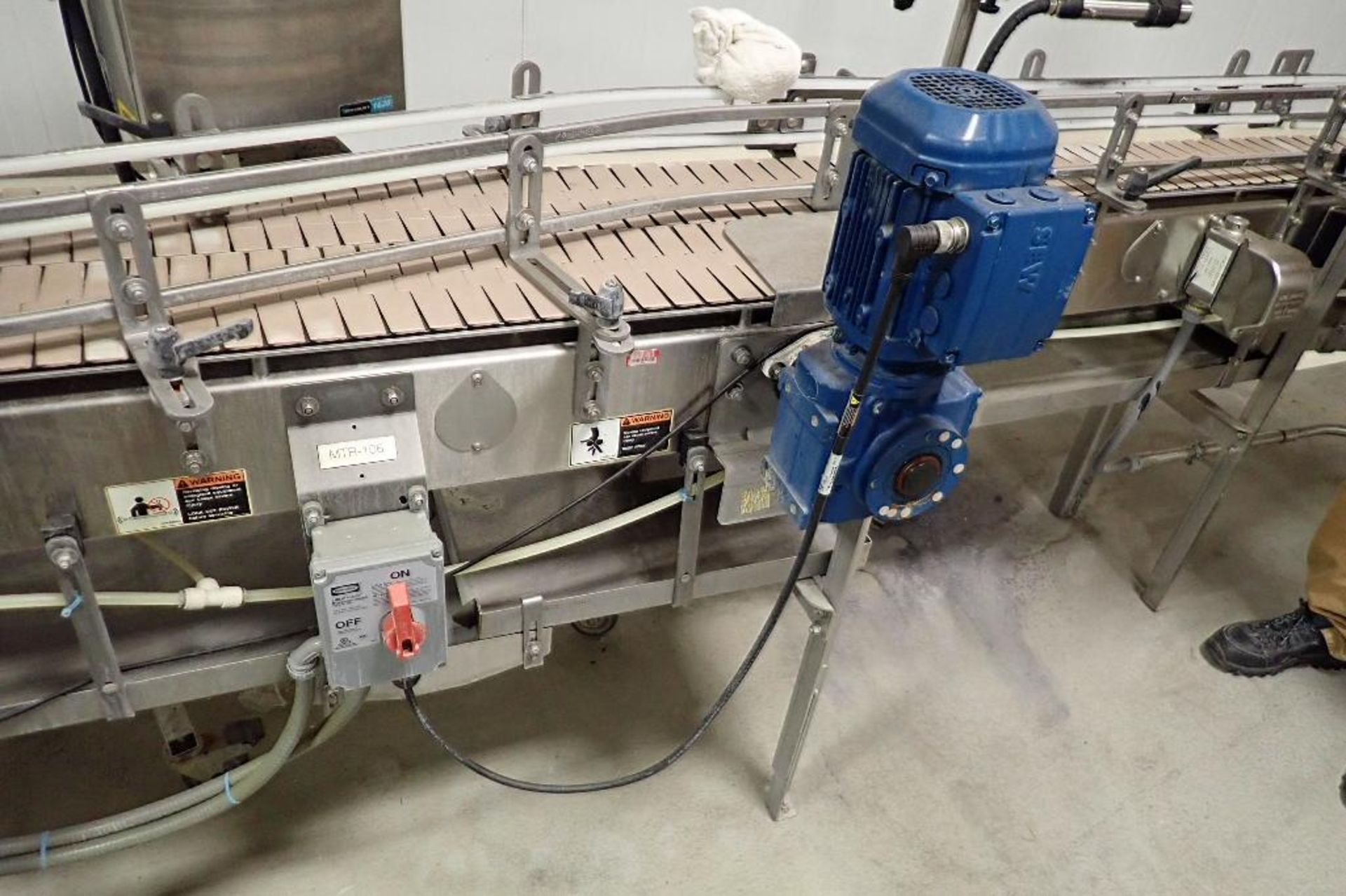 SS bottle conveyor, 90 degree turn from bottle filler to labeler, 18 ft. long x 7.5 in. wide x 40 in - Bild 4 aus 6