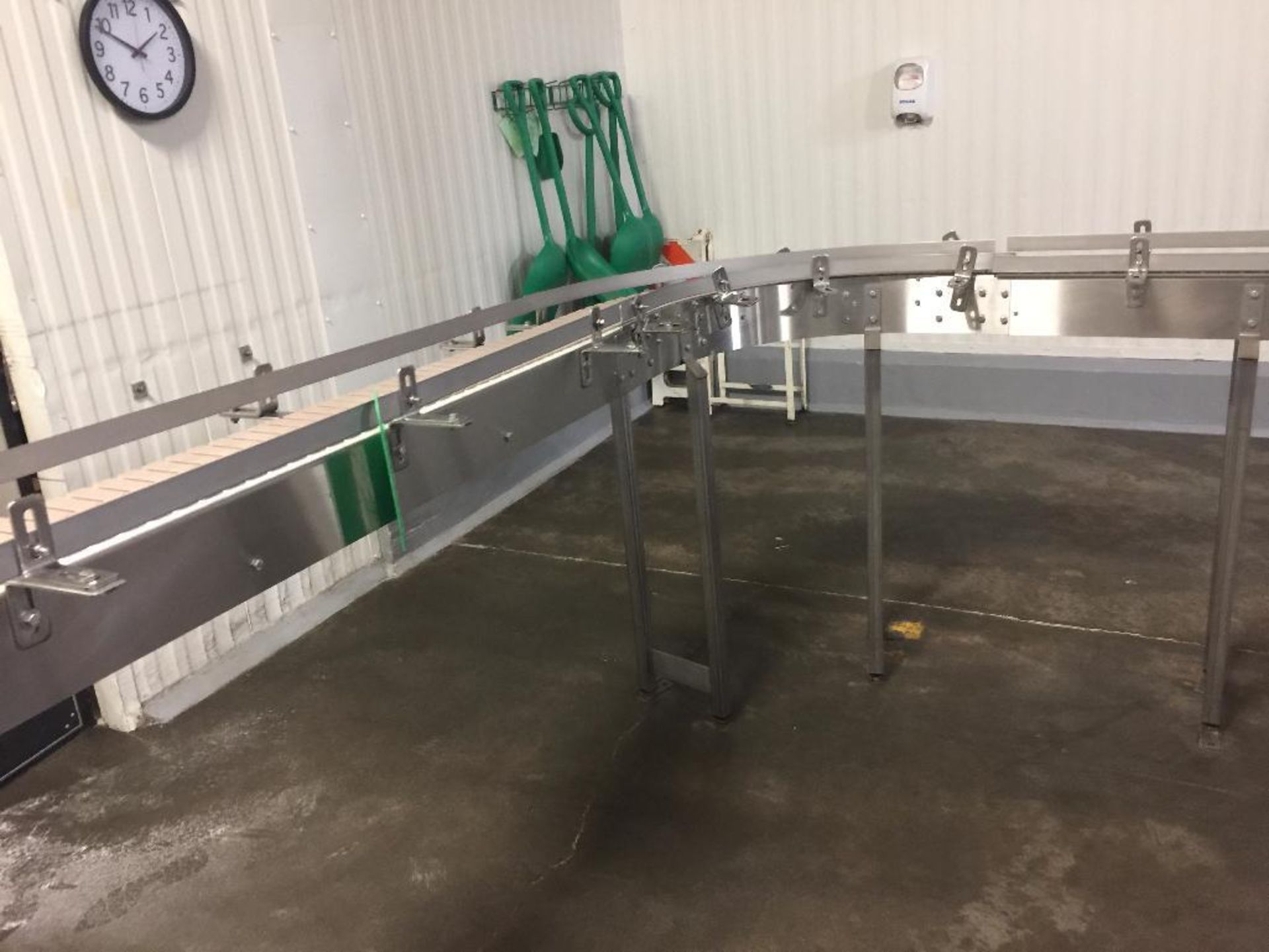 SS conveyor, 22 ft. x 7 1/2 in. table top chain, 180 degree turn, 49 in. height in, 44 in. height ou - Image 2 of 6