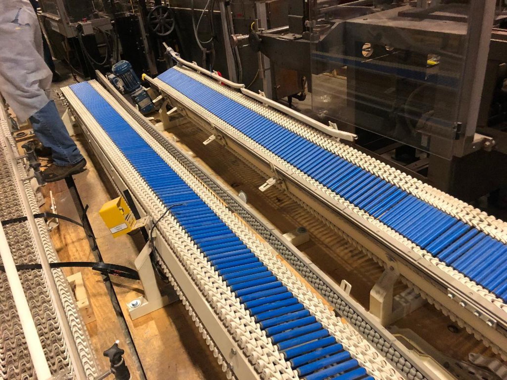 Spantech mild steel conveyor, 26 ft. long x 11 in. wide x 12 in. all, slanted bed, accumulation styl - Bild 2 aus 4