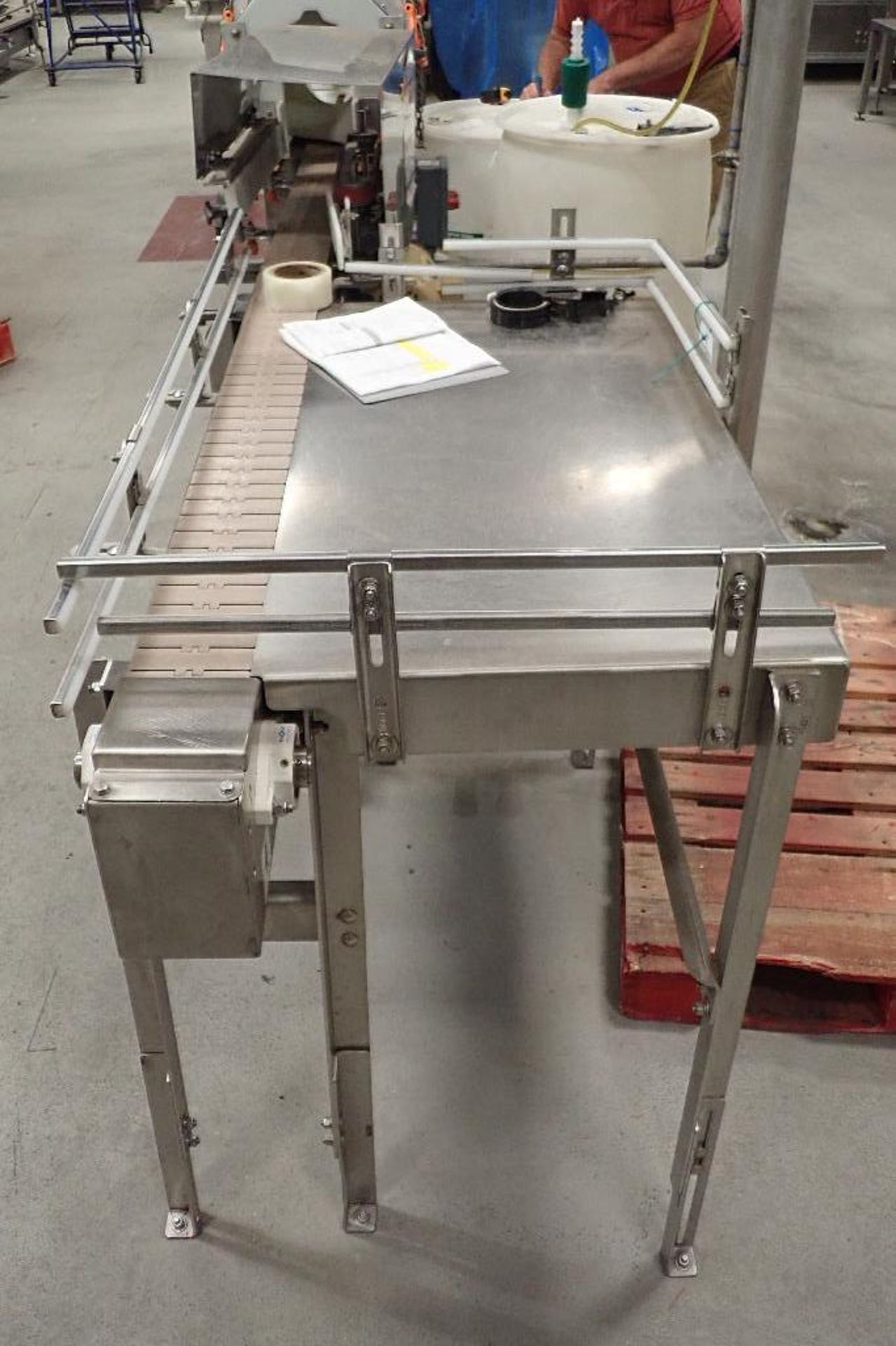 SS conveyor, 84 in. long x 4.5 in. wide x 40 in. tall, plastic table top chain belt, motor and drive - Image 2 of 6