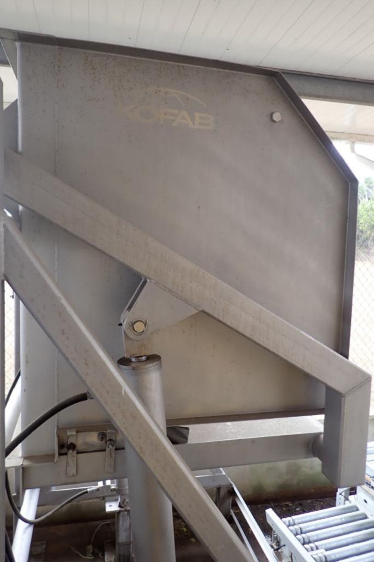 Kofab tote dump, 52 in. wide x 52 in. deep x 41 in. tall, 94 in. pivot, 56 in. tall platform height, - Image 4 of 5