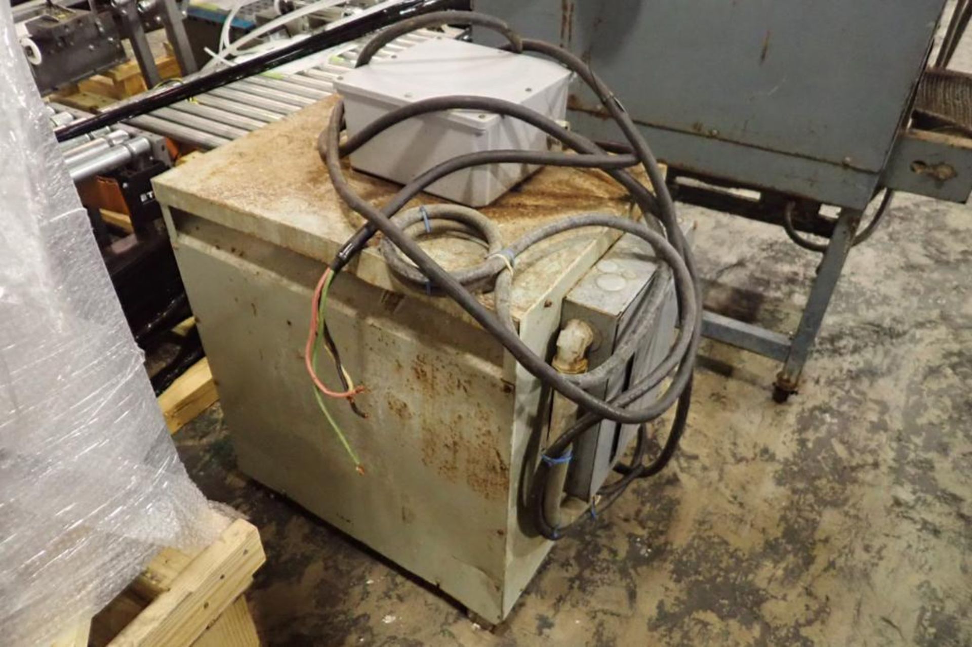 GE 3 phase step down transformer, primary voltage 480 v, secondary voltage 240 V, Model 9T23B3884, 7 - Image 2 of 4