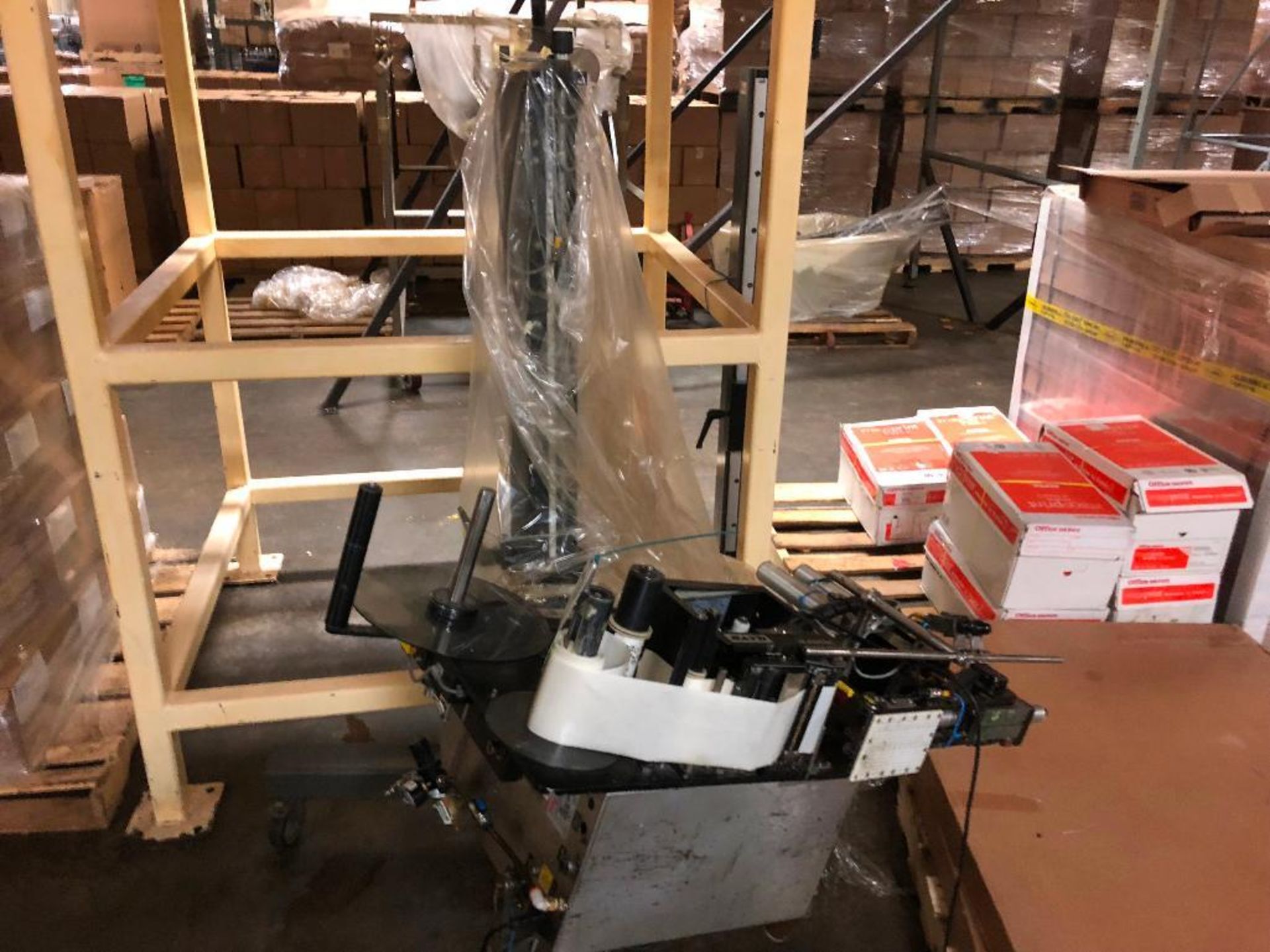 Pressure sensitive labeler on stand - ** Located in South Beloit, Illinois ** Rigging Fee: $150 - Bild 2 aus 8