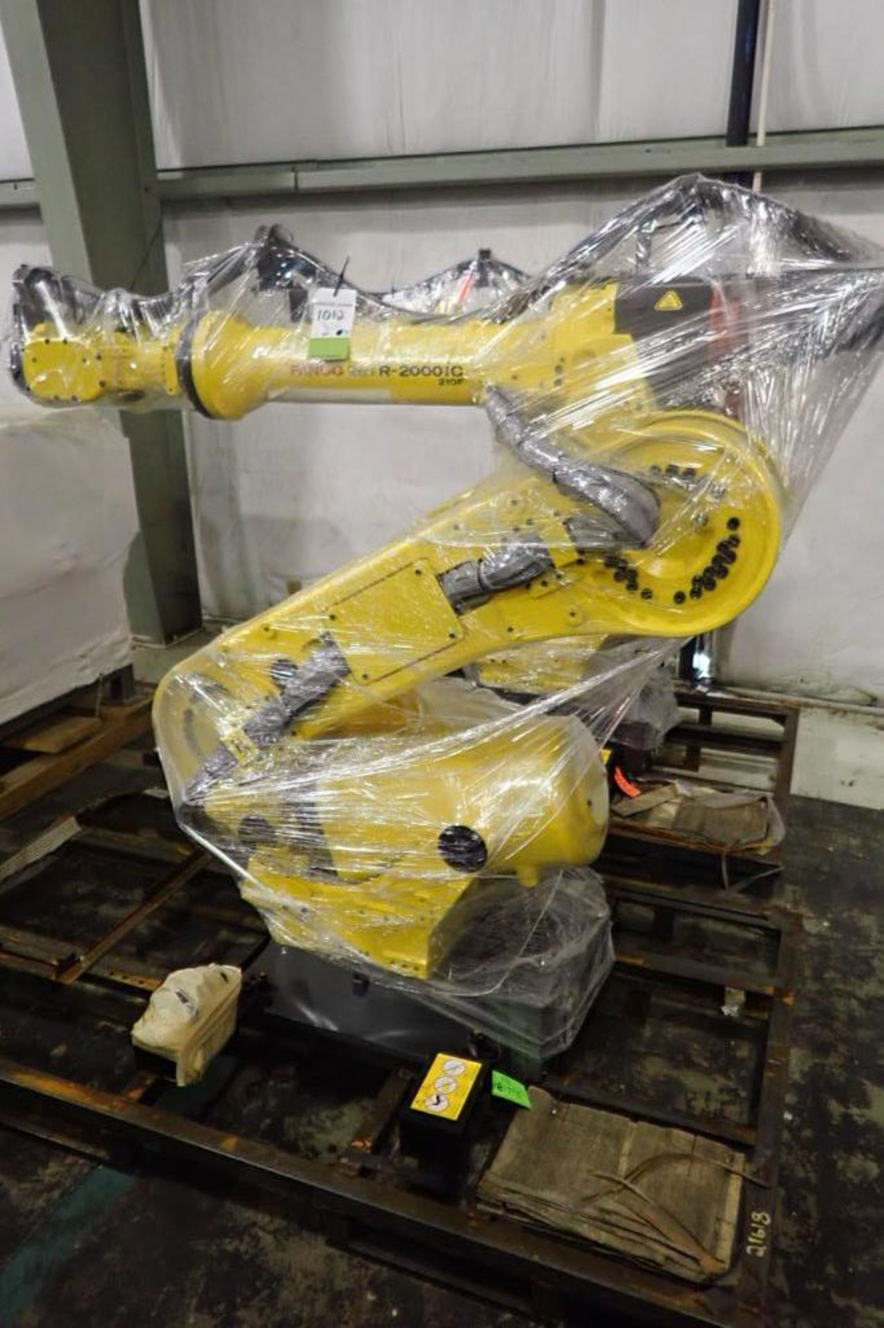 NEW Fanuc robot depalletizing system, Robot R-2000iC210F robot arm with pedestal, control panel, inf - Image 6 of 38