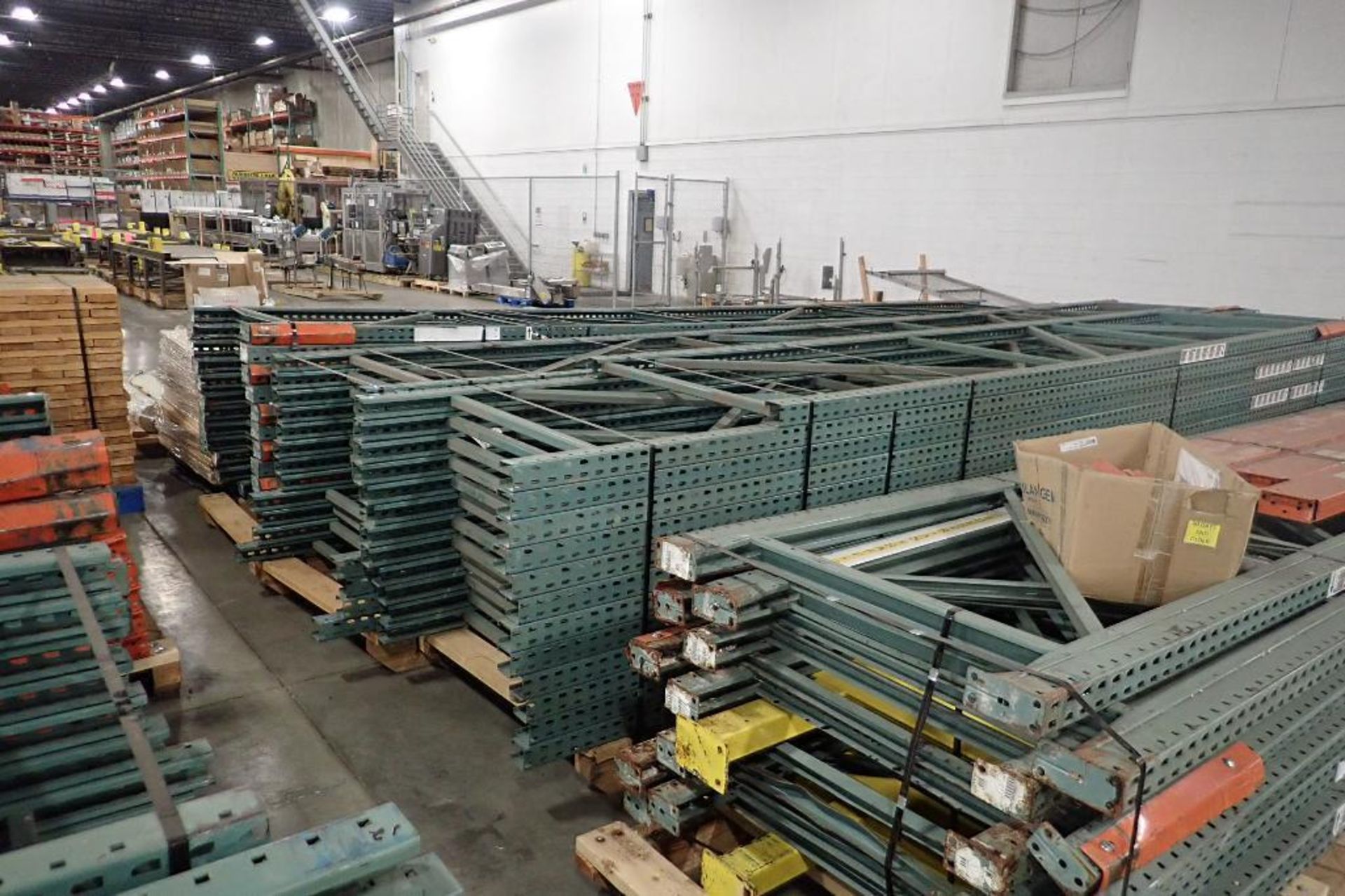 Pallet racking, 22 ft. tall x 42 in. deep uprights, approx. 84 uprights, 90 in. and 92 in. long cros - Bild 15 aus 20