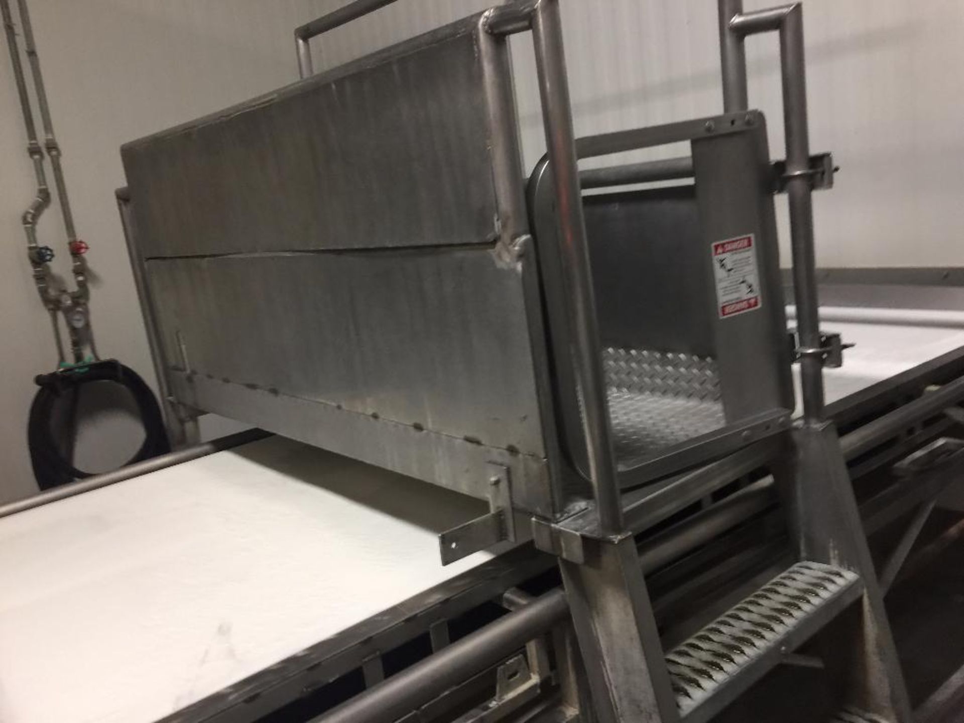 SS conveyor cross over, 58 in. wide x 48 in. tall clear, steps and rail. - ** Located in South Beloi - Bild 2 aus 5