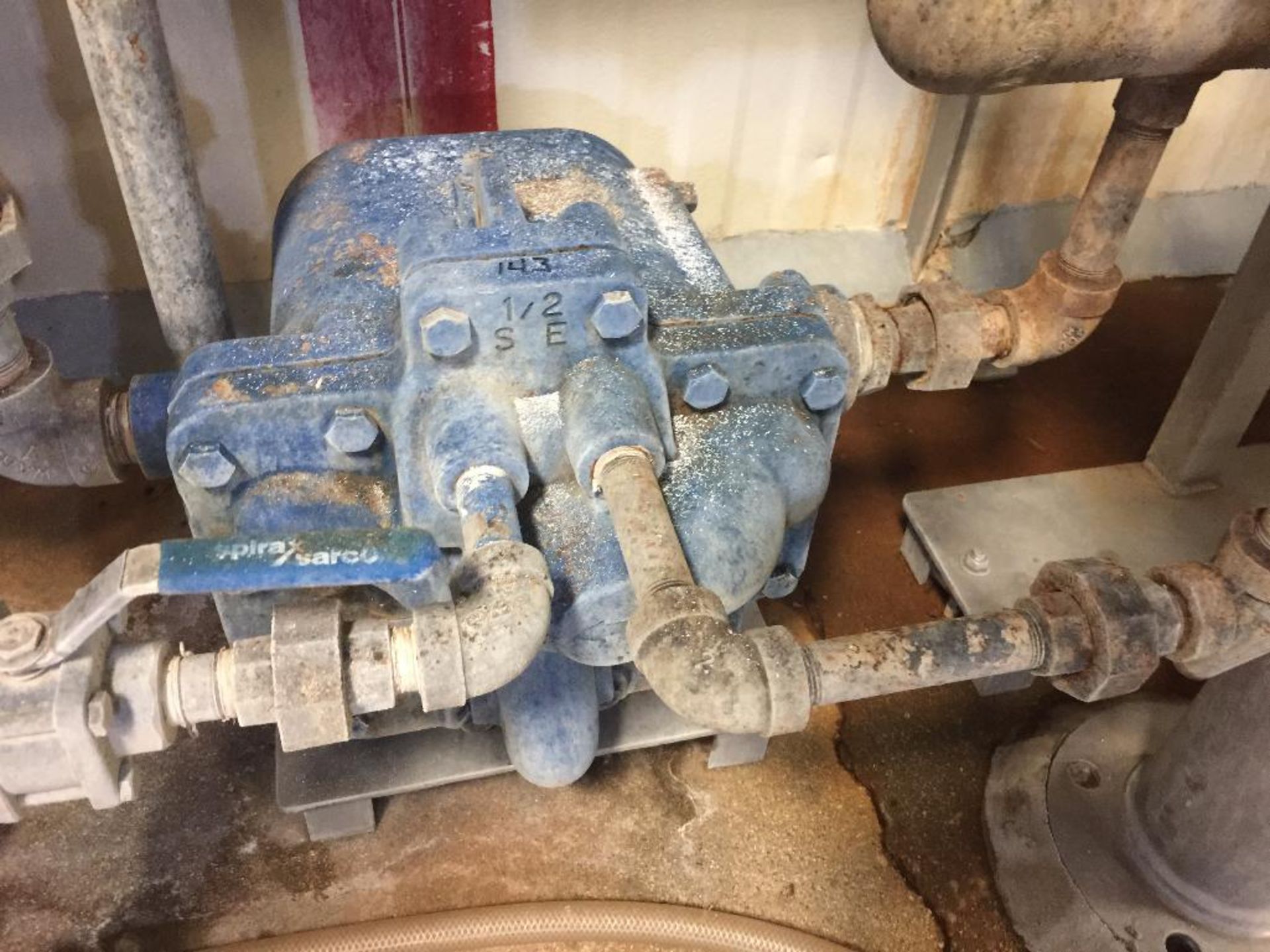 (2) steam traps behind kettles. - ** Located in South Beloit, Illinois ** Rigging Fee: $200 - Bild 2 aus 4