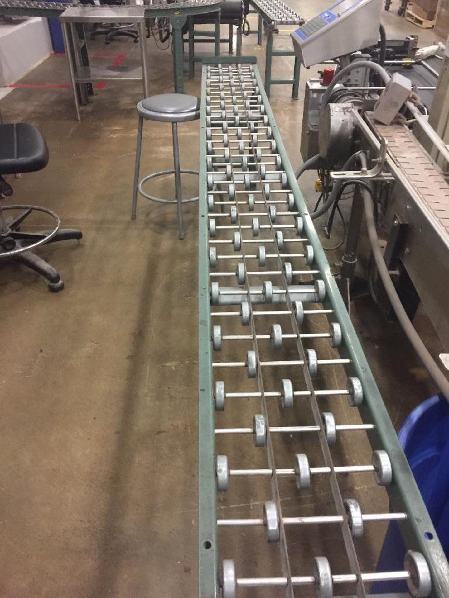 Gravity skate conveyor, 93 in. x 10 in., NO LEGS. - ** Located in Medina, New York ** Rigging Fee: $ - Bild 2 aus 2