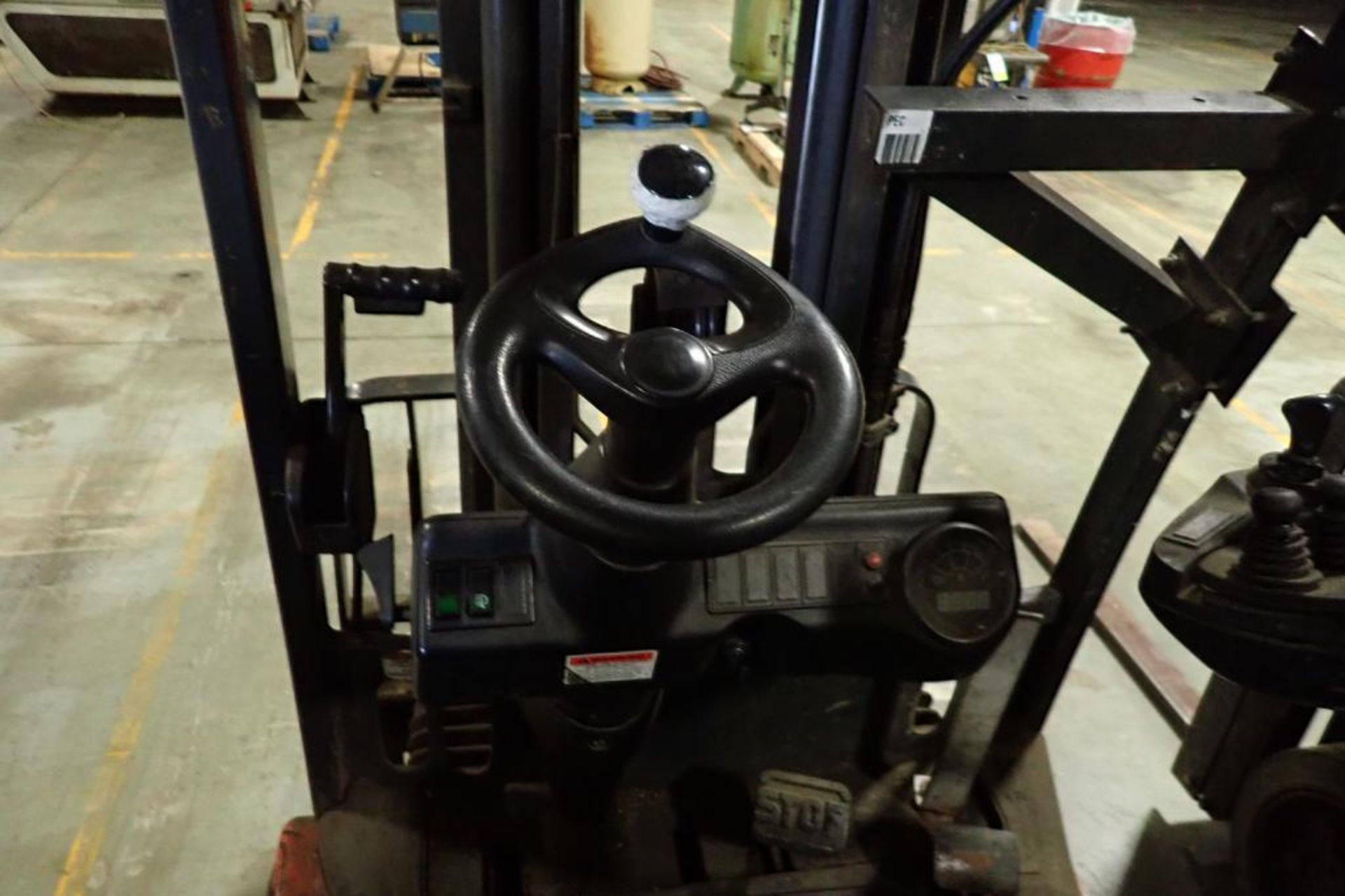 Linde 48V electric forklift {Located in Plymouth, IN} - Image 5 of 9