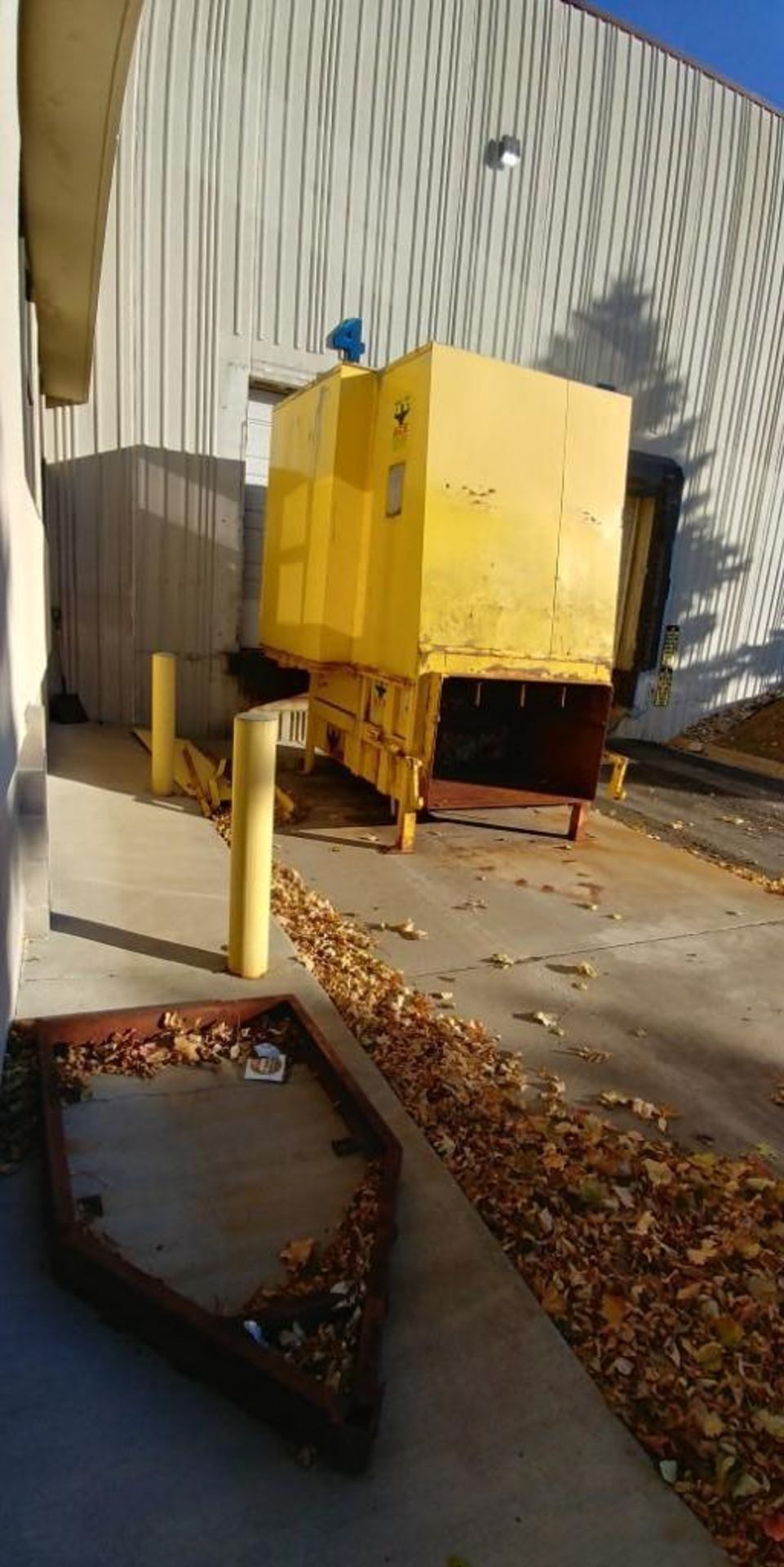 Ace Equipment Company trash compactor {Located in Brooklyn Park, MN} - Bild 5 aus 6