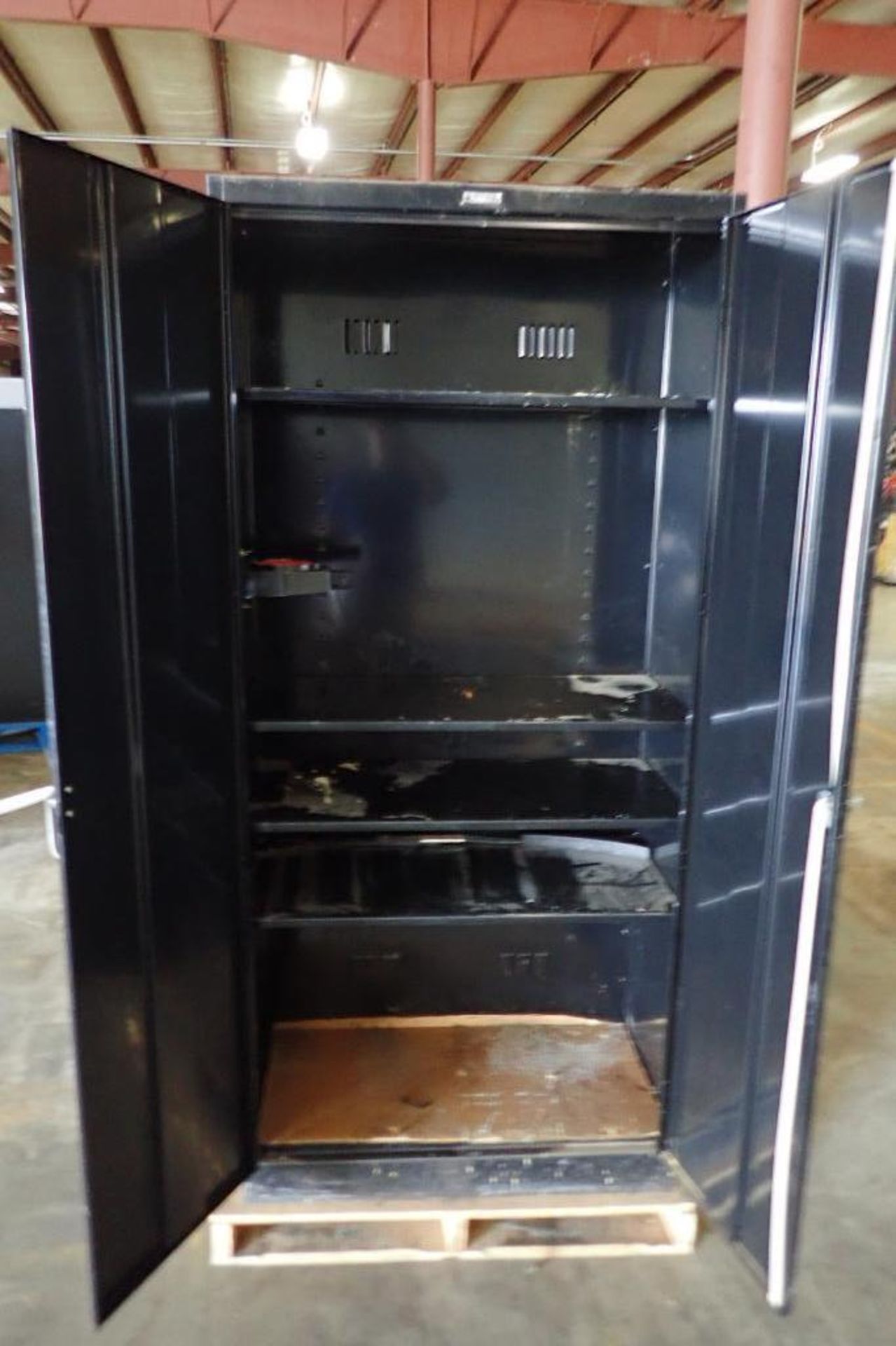 (2) Tennsco 2-door mild steel cabinets {Located in Plymouth, IN} - Bild 2 aus 5