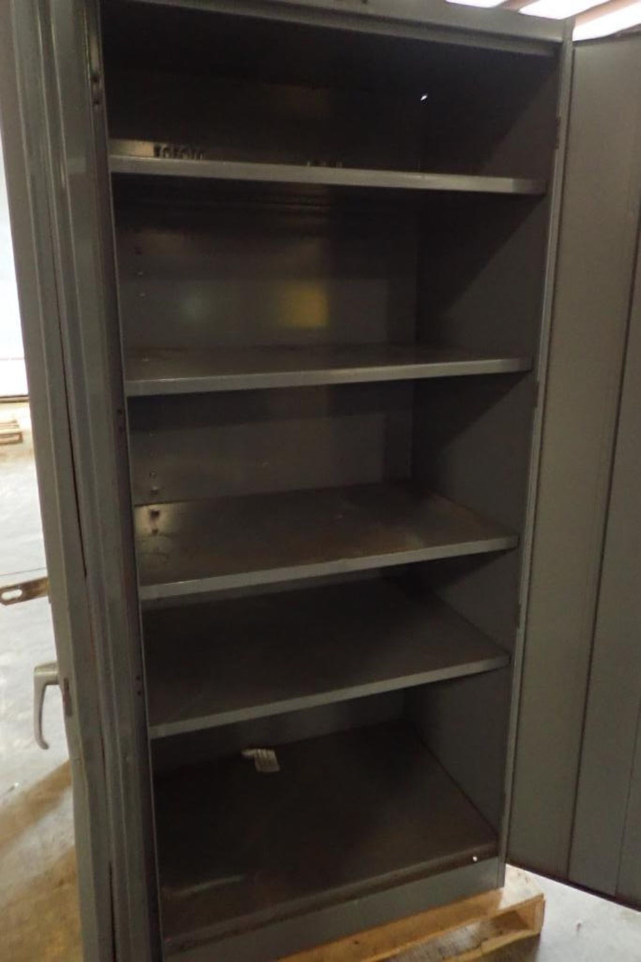 (2) Tennsco 2-door mild steel cabinets {Located in Plymouth, IN} - Bild 4 aus 5