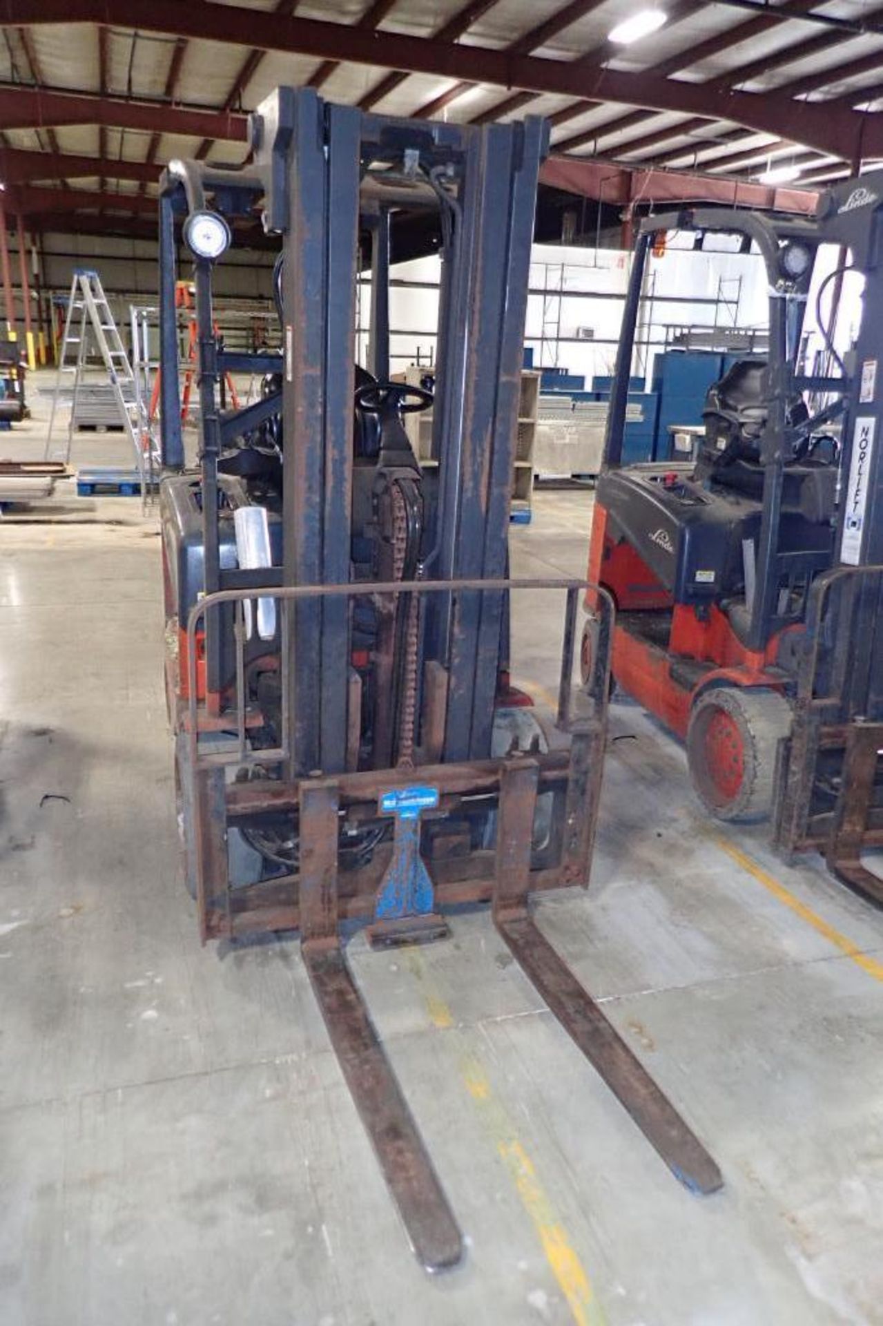 Linde 48V electric forklift {Located in Plymouth, IN} - Image 3 of 8