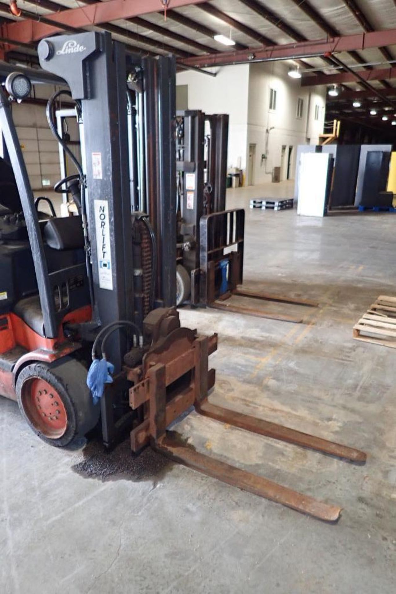 Linde 48V electric forklift {Located in Plymouth, IN} - Image 5 of 8