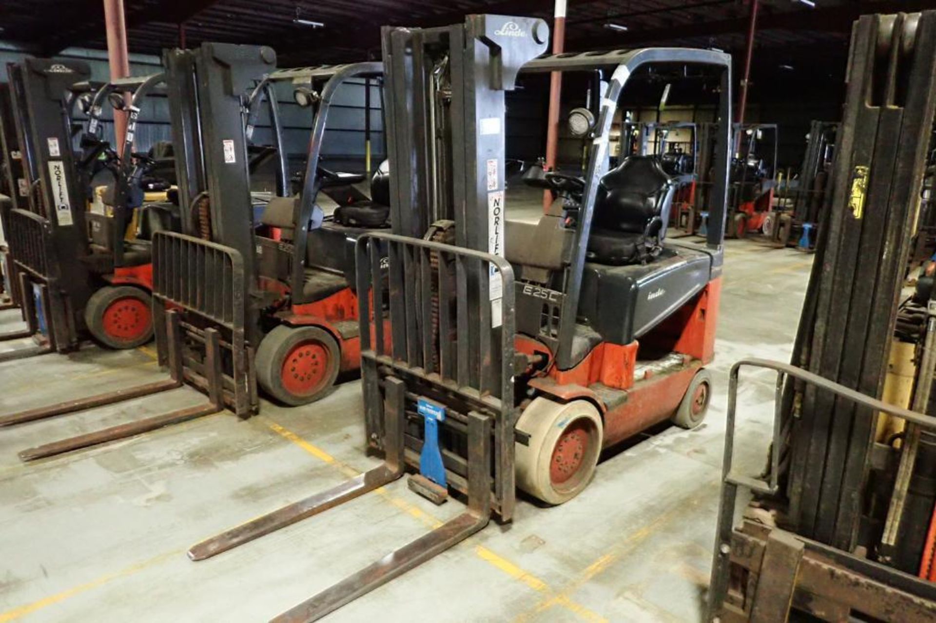 Linde 48V electric forklift {Located in Plymouth, IN}