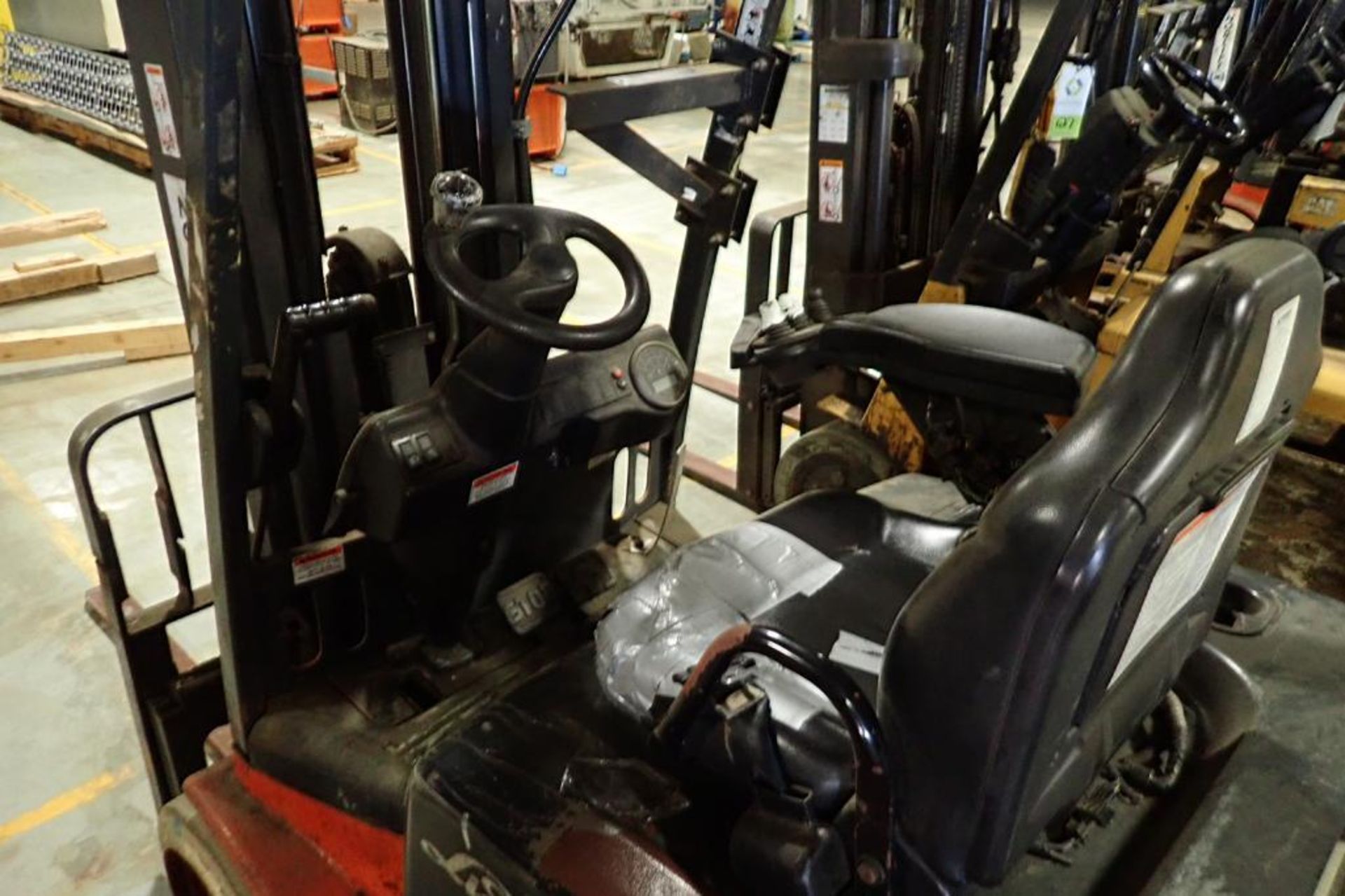 Linde 48V electric forklift {Located in Plymouth, IN} - Image 5 of 9