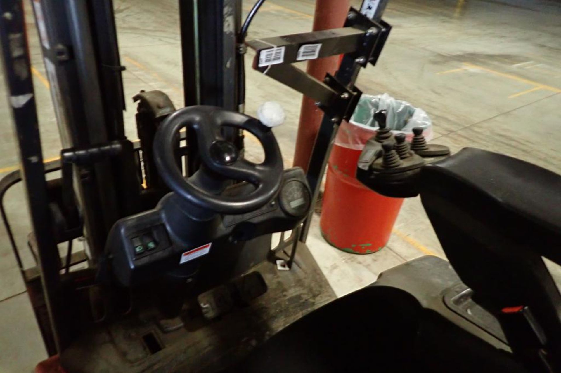 Linde 48V electric forklift {Located in Plymouth, IN} - Image 4 of 8