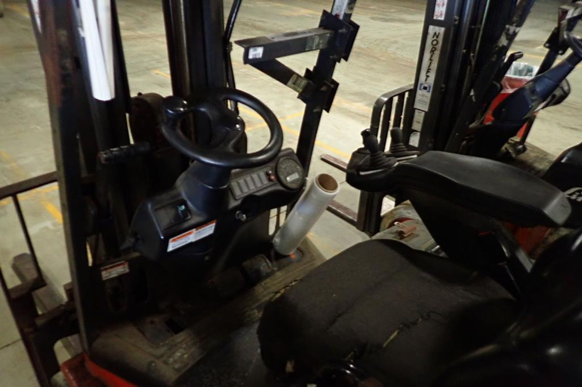Linde 48V electric forklift {Located in Plymouth, IN} - Bild 4 aus 8