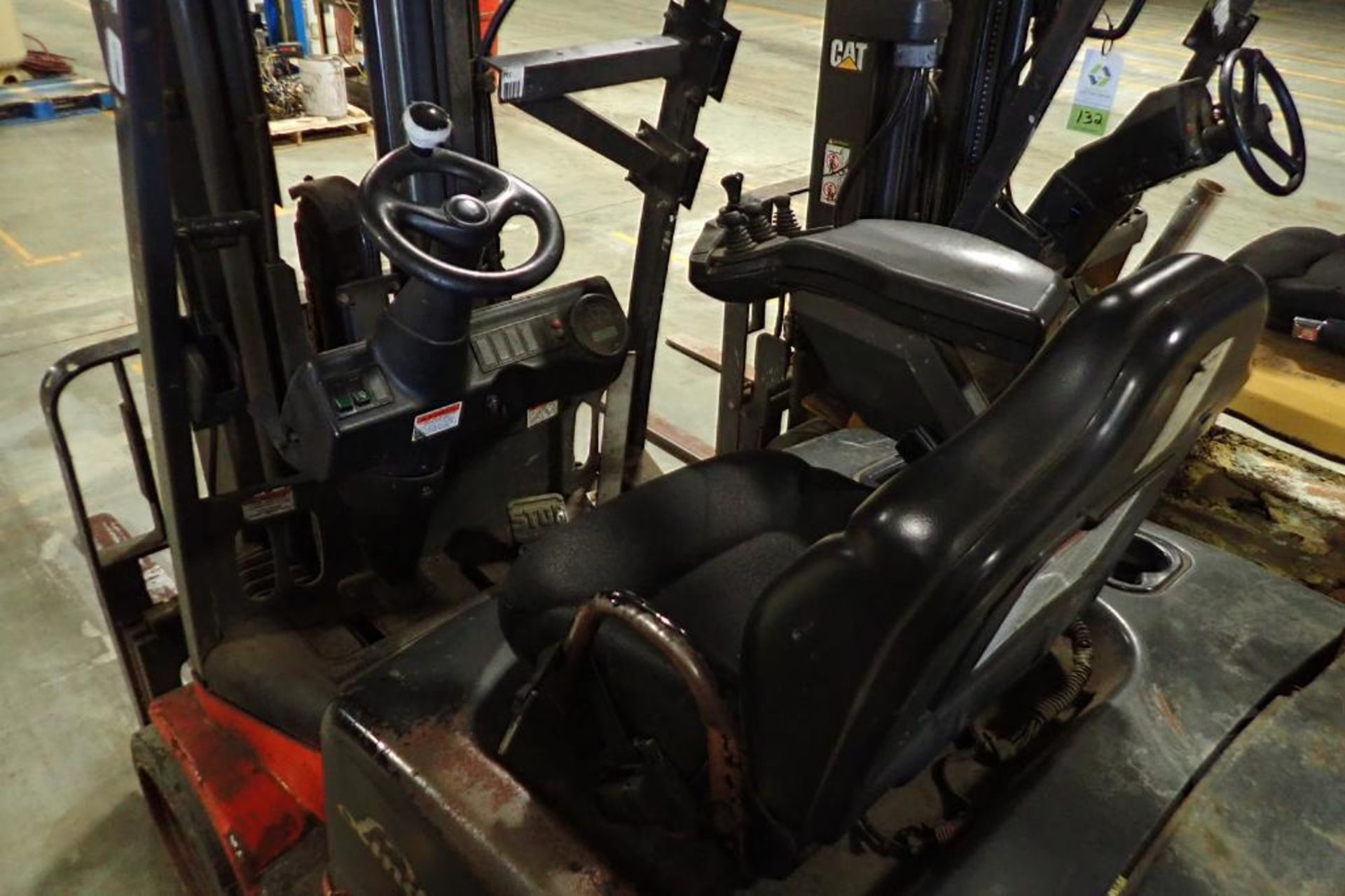 Linde 48V electric forklift {Located in Plymouth, IN} - Image 4 of 9