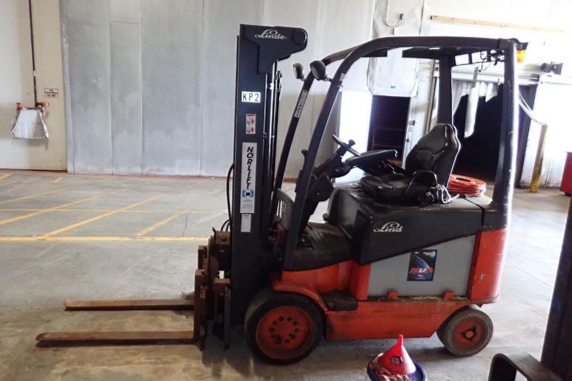 Linde 48V electric forklift {Located in Plymouth, IN}