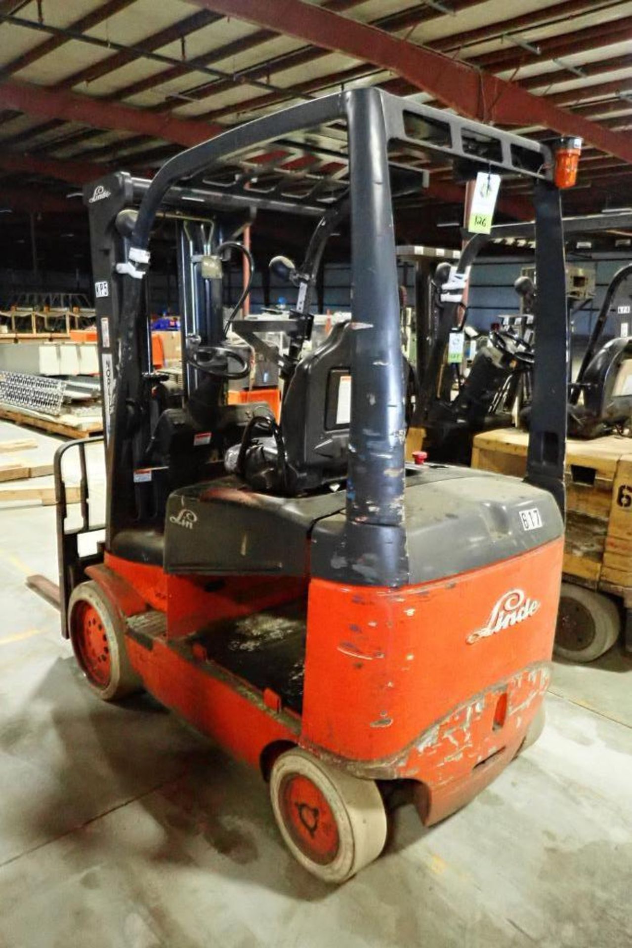 Linde 48V electric forklift {Located in Plymouth, IN} - Image 3 of 9