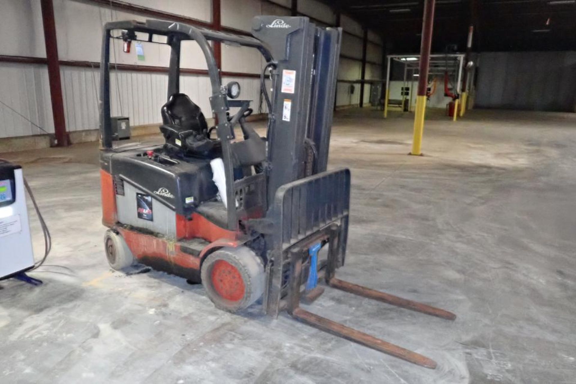 Linde 48V electric forklift {Located in Plymouth, IN} - Image 4 of 8