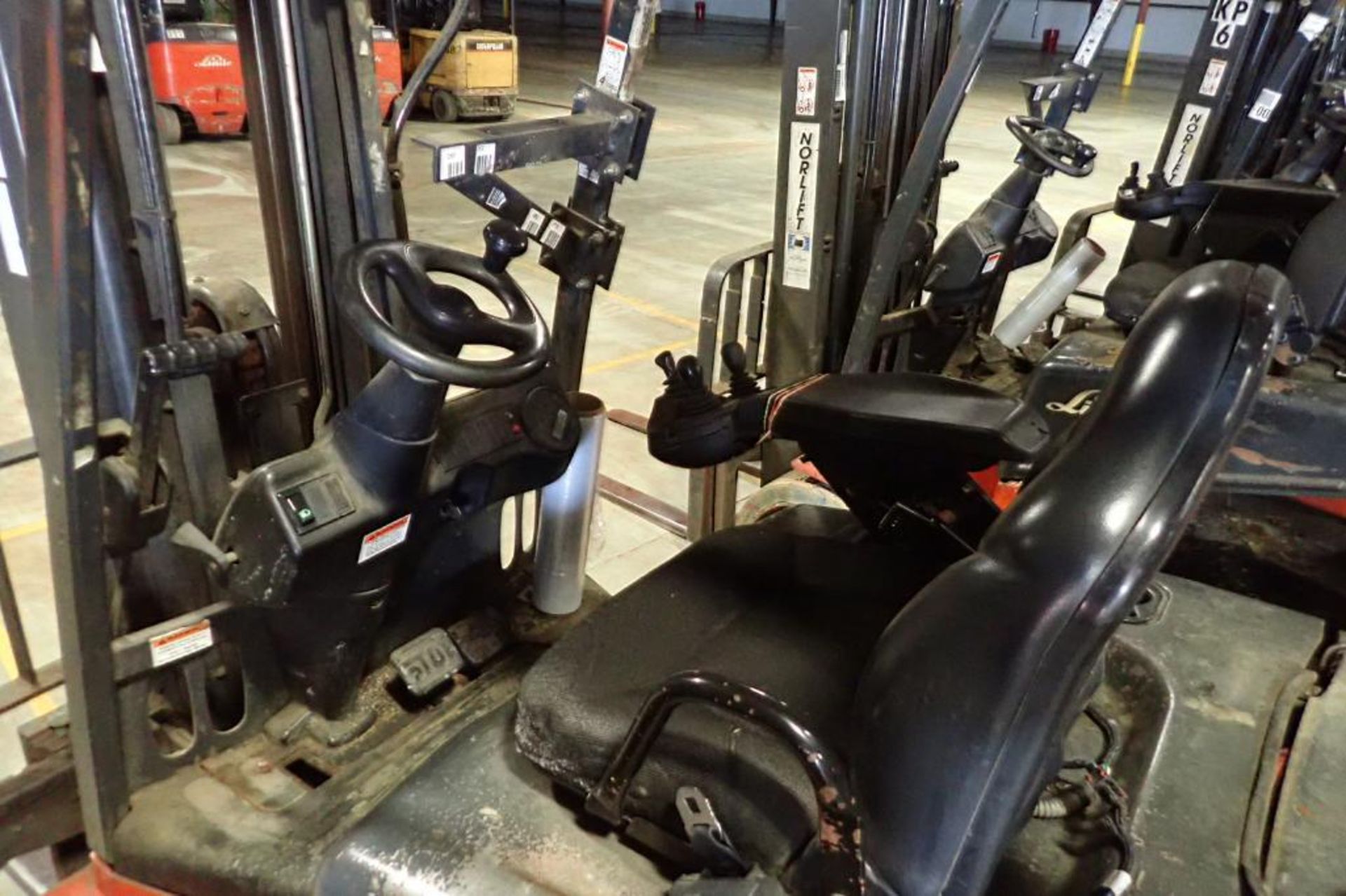 Linde 48V electric forklift {Located in Plymouth, IN} - Image 5 of 9