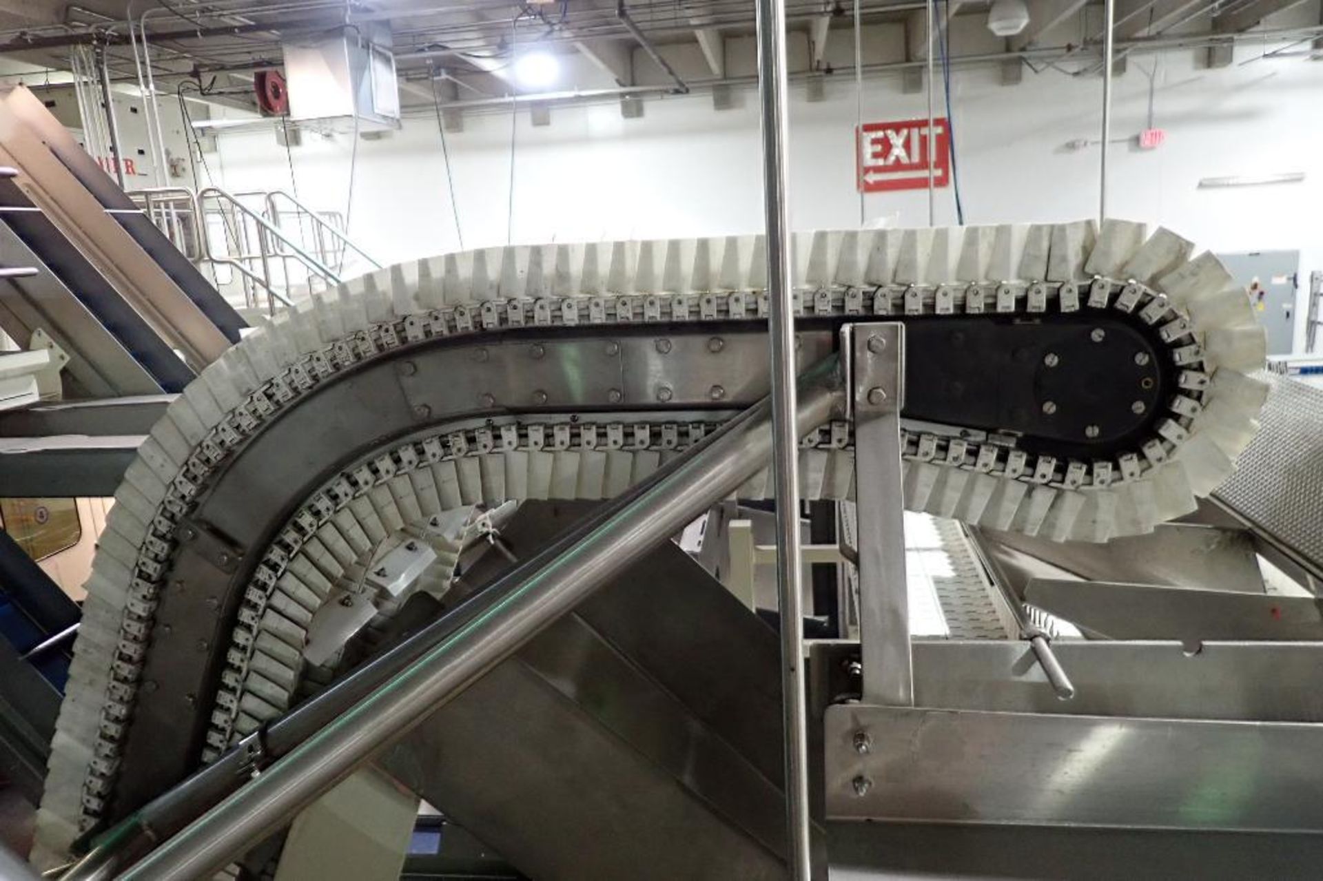 Spantech 3-lane Z-conveyor {Located in Lakeville, MN} - Image 5 of 16