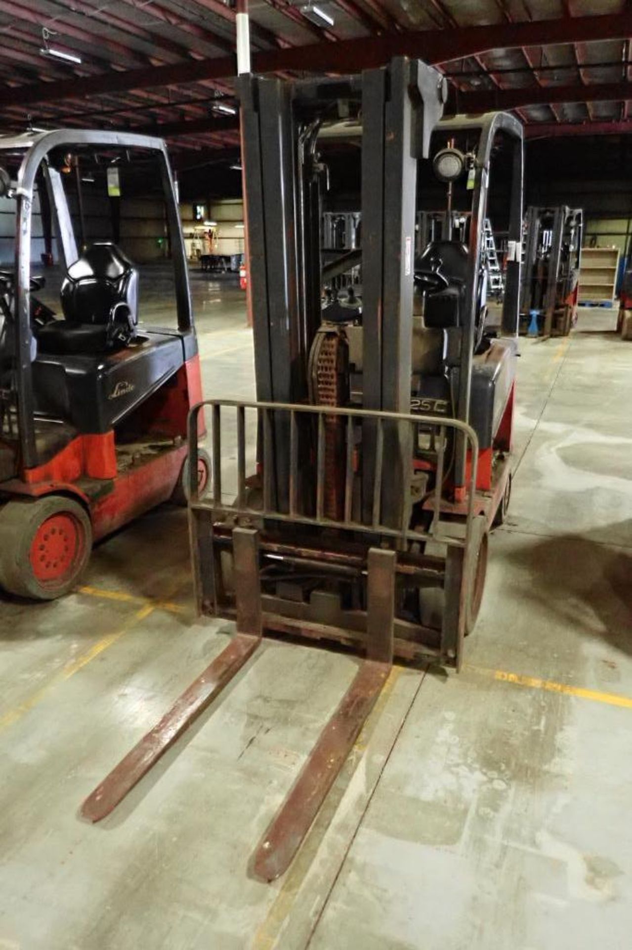 Linde 48V electric forklift {Located in Plymouth, IN} - Image 3 of 10