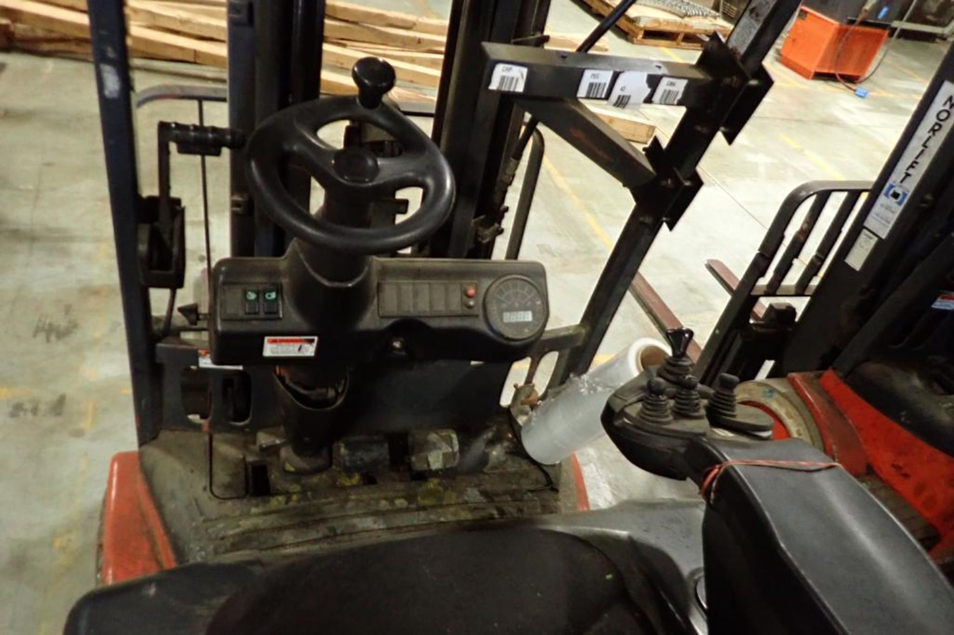 Linde 48V electric forklift {Located in Plymouth, IN} - Image 5 of 8