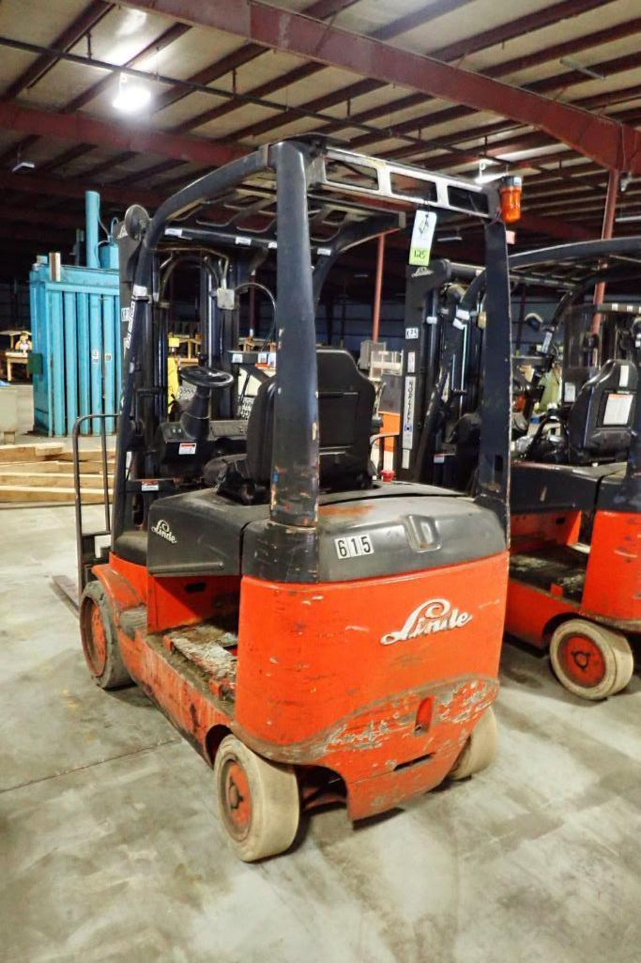 Linde 48V electric forklift {Located in Plymouth, IN} - Image 2 of 8