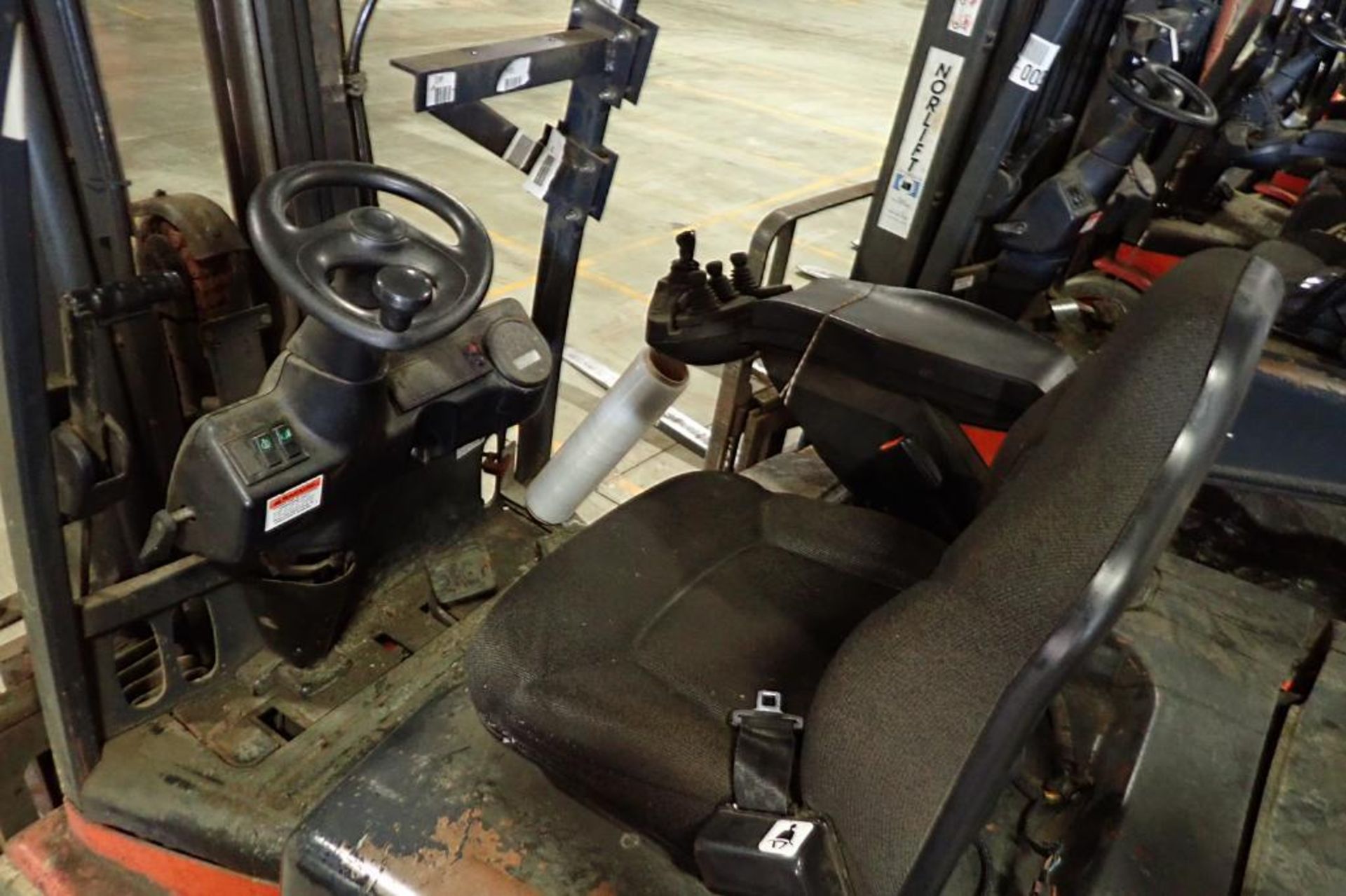 Linde 48V electric forklift {Located in Plymouth, IN} - Image 4 of 8