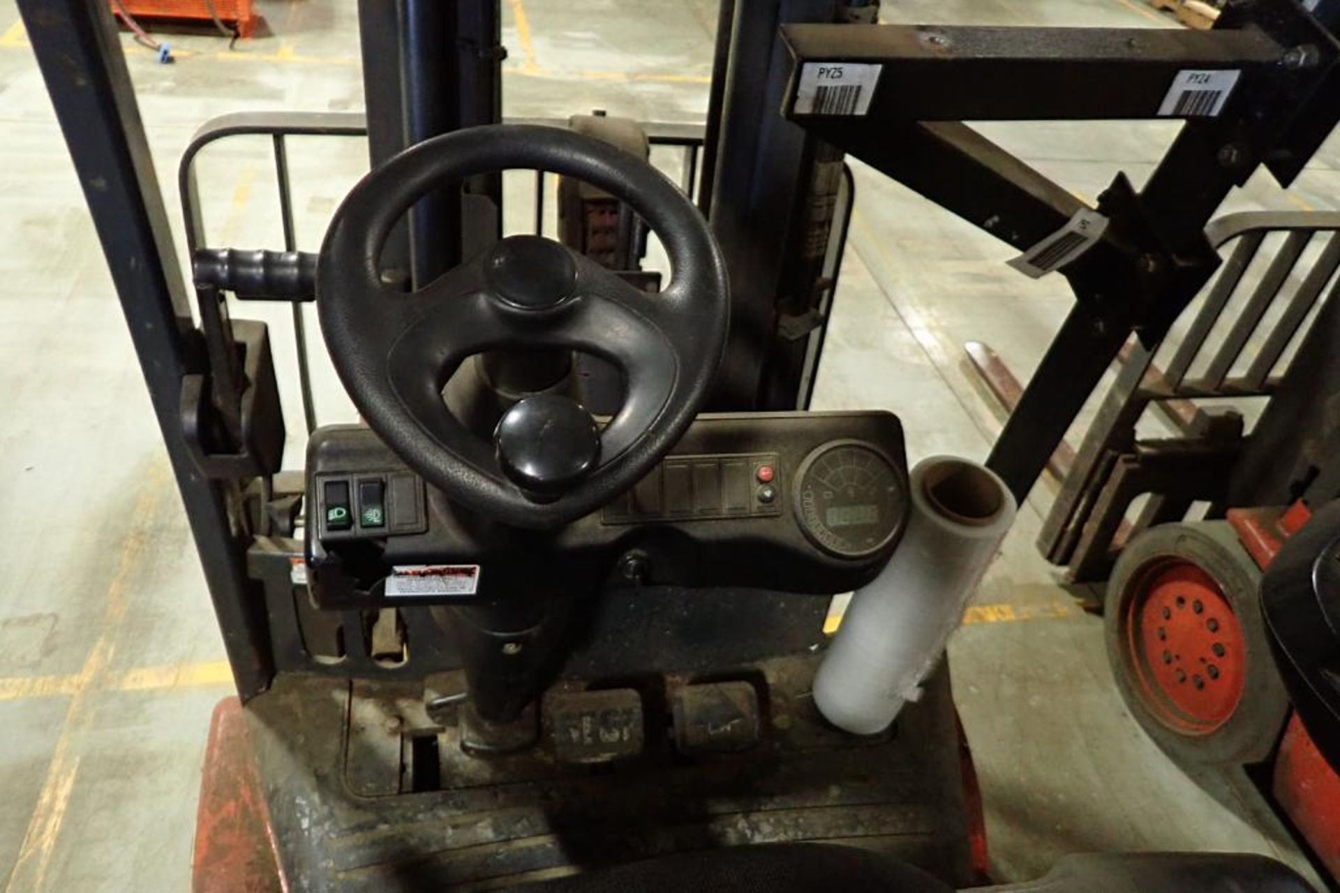 Linde 48V electric forklift {Located in Plymouth, IN} - Image 4 of 8