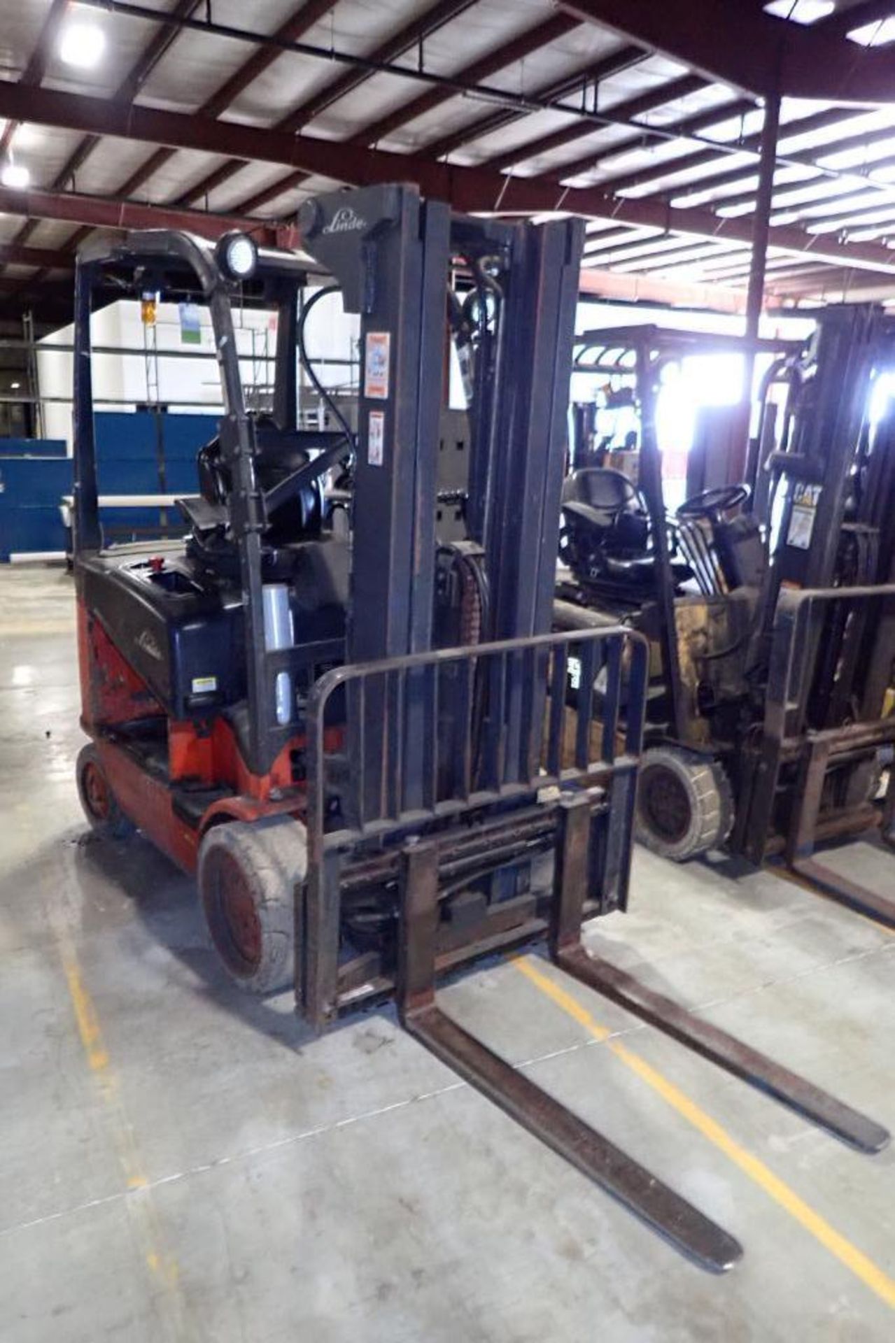 Linde 48V electric forklift {Located in Plymouth, IN}