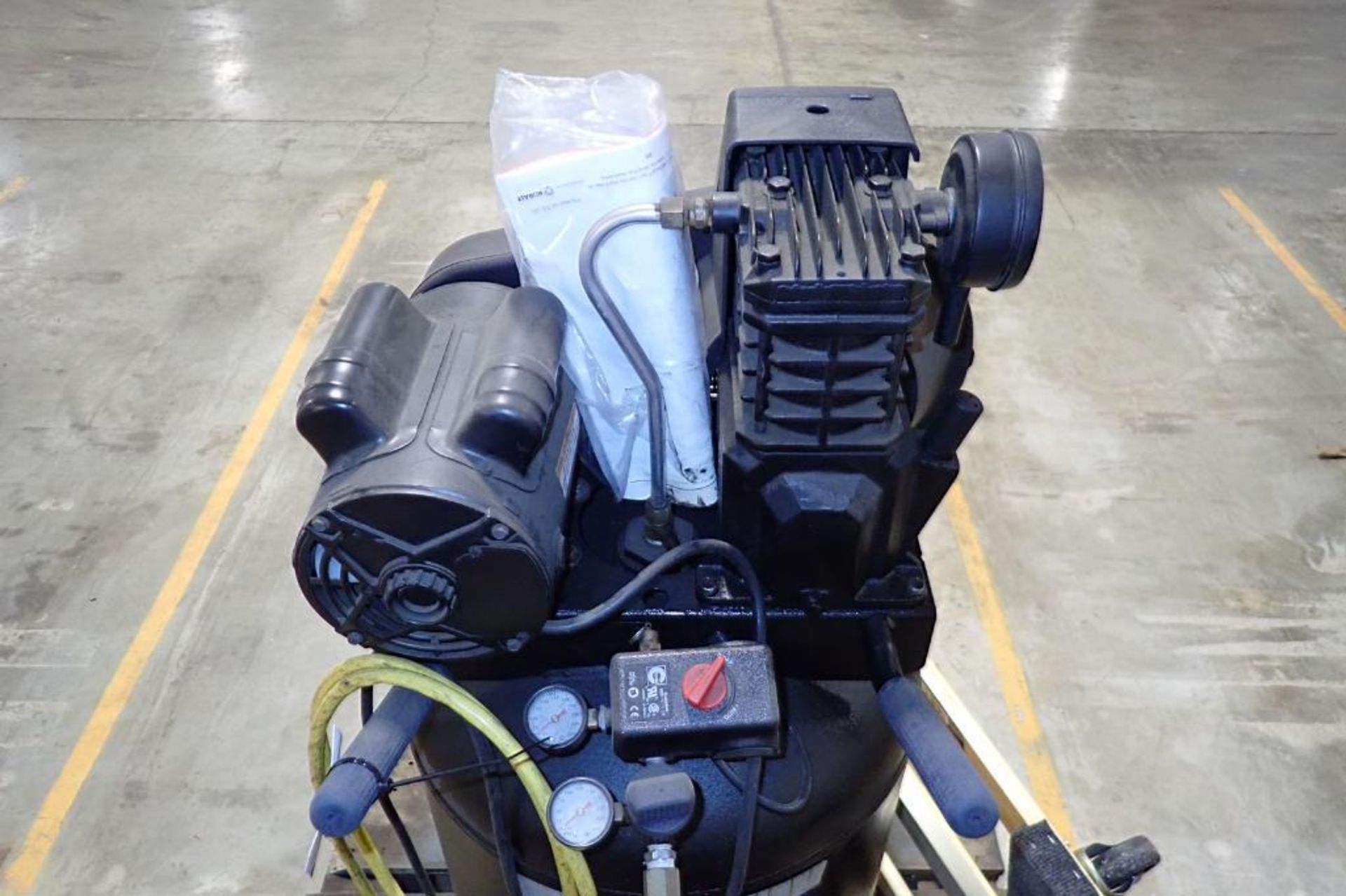 Kobalt 30 gal vertical air compressor {Located in Plymouth, IN} - Image 3 of 8