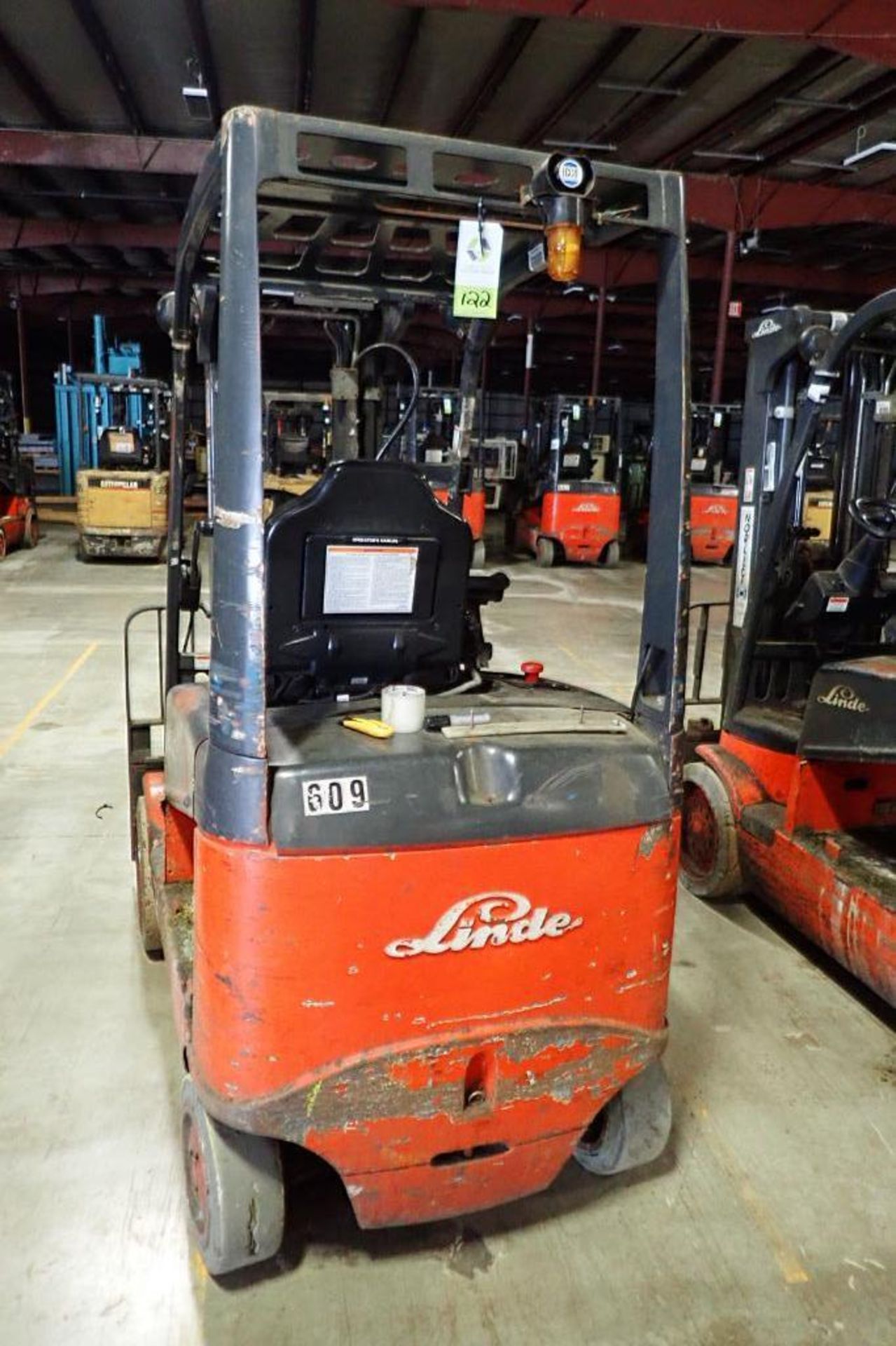 Linde 48V electric forklift {Located in Plymouth, IN} - Image 4 of 9