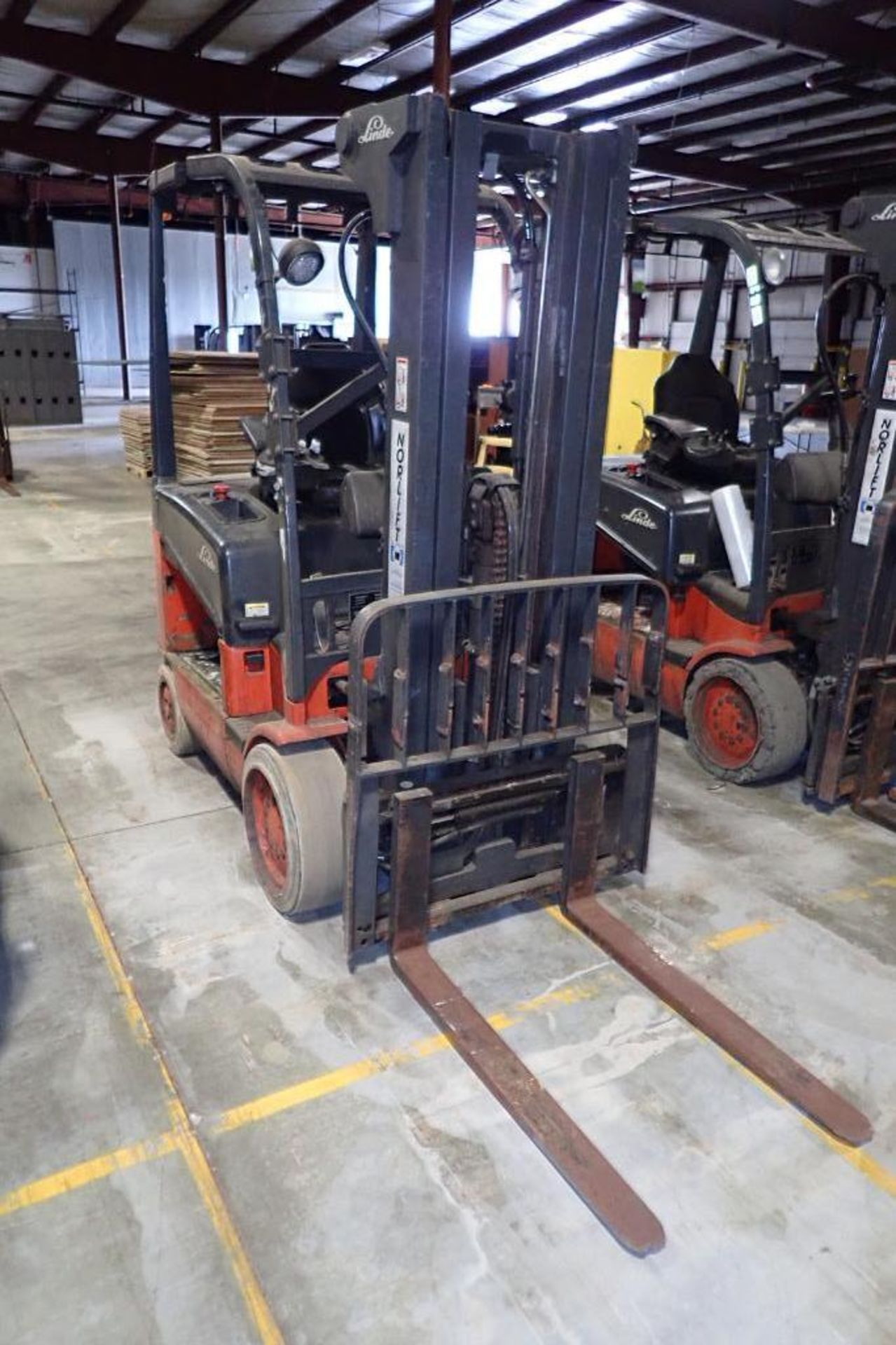 Linde 48V electric forklift {Located in Plymouth, IN}