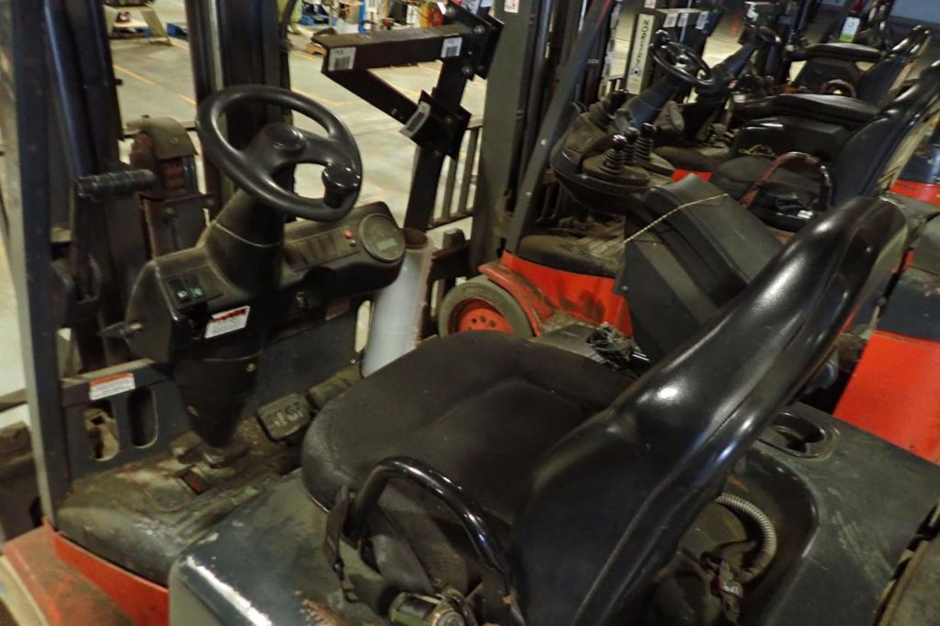 Linde 48V electric forklift {Located in Plymouth, IN} - Image 3 of 8