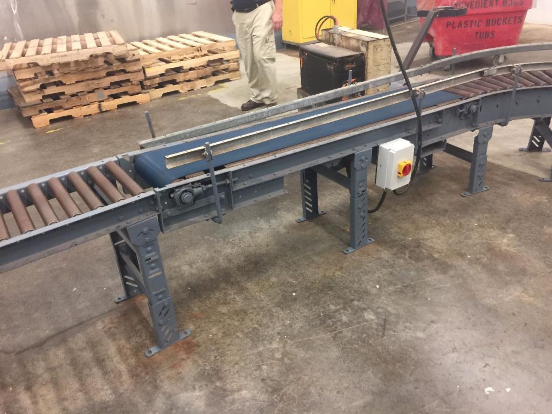 180 degree case conveyor {Located in Forest Park, GA} - Image 2 of 4