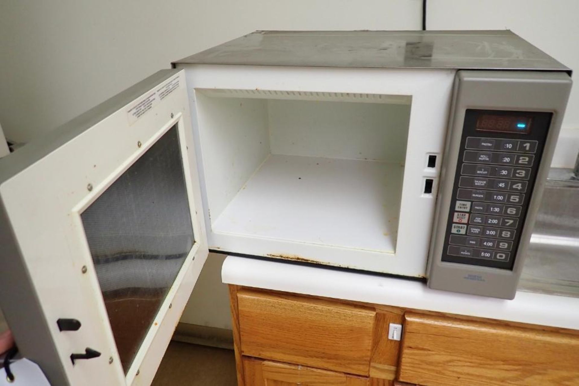 Whirlpool refrigerator w/ freezer above {Located in Plymouth, IN} - Image 6 of 8