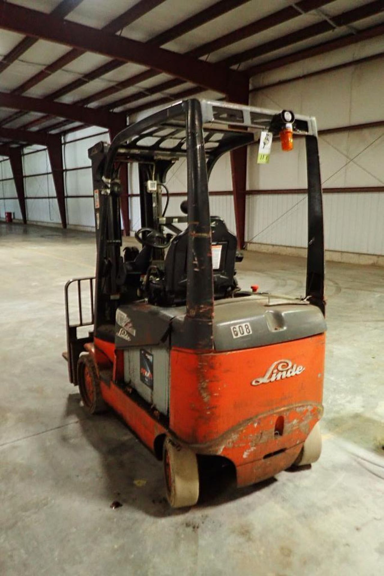 Linde 48V electric forklift {Located in Plymouth, IN} - Image 2 of 8