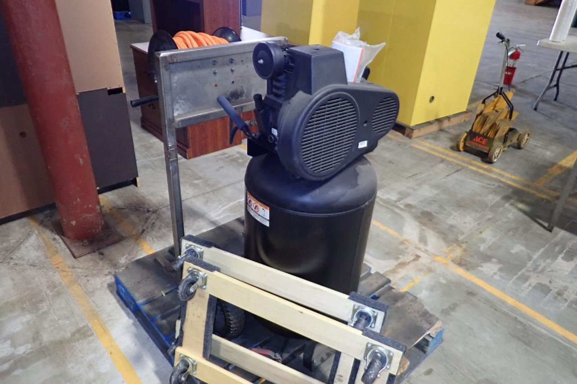 Kobalt 30 gal vertical air compressor {Located in Plymouth, IN} - Image 8 of 8