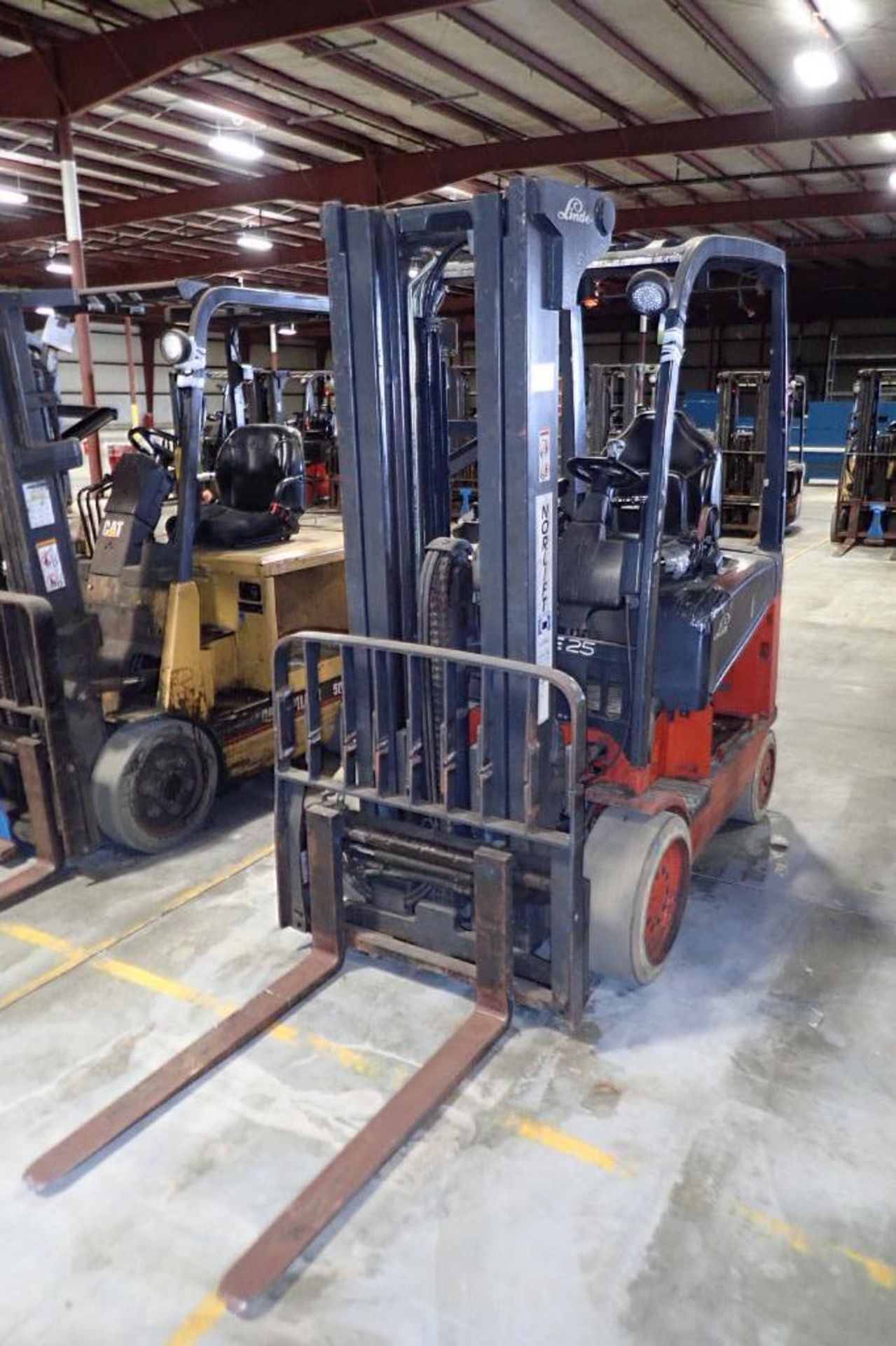 Linde 48V electric forklift {Located in Plymouth, IN} - Image 2 of 9