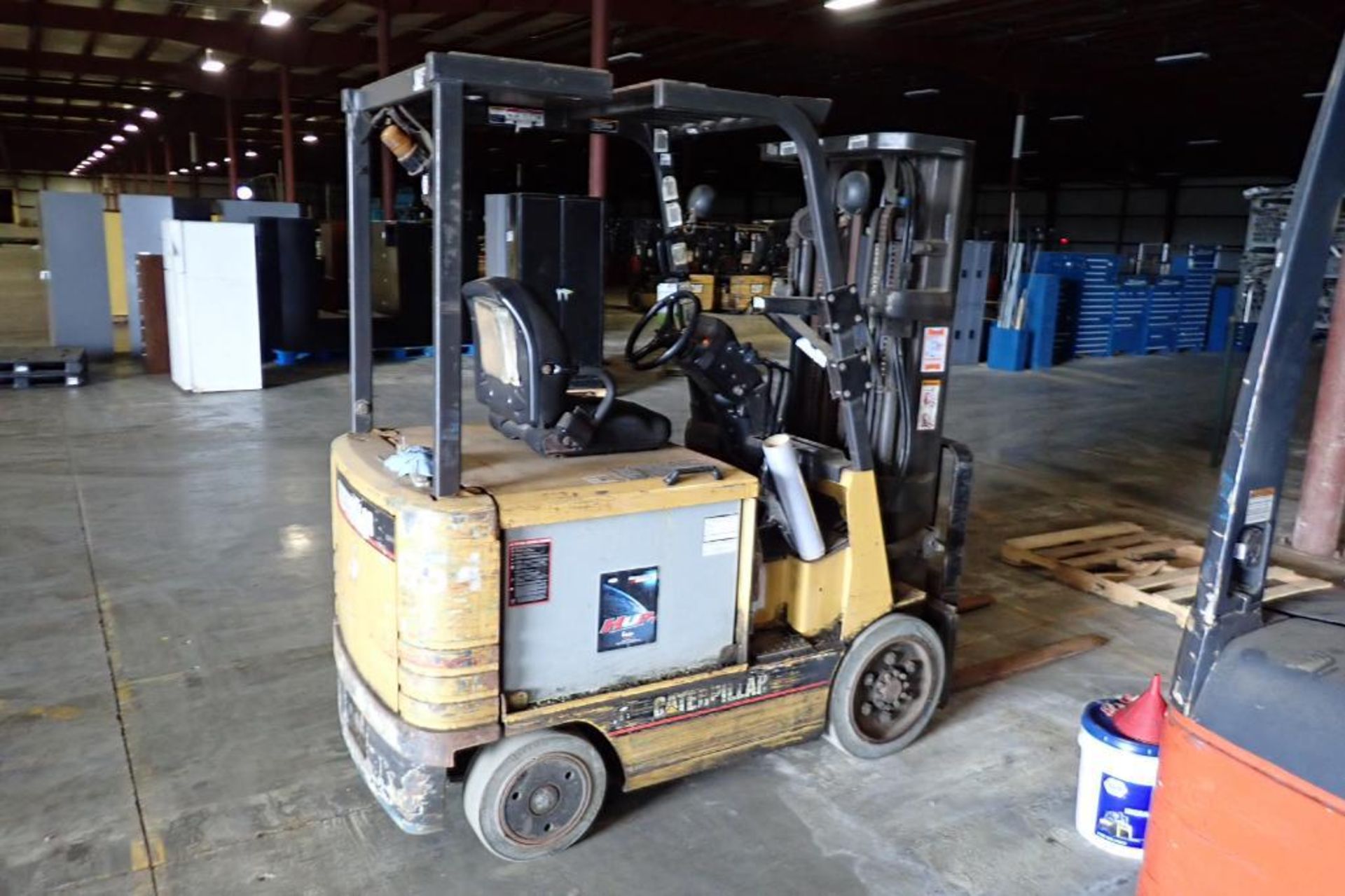 Caterpillar 48V electric forklift {Located in Plymouth, IN} - Bild 2 aus 7