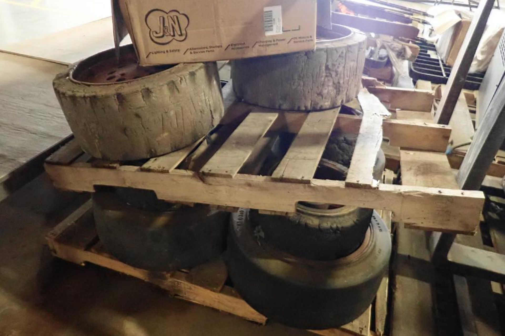 (3) Pallets of forklift rims and tires {Located in Plymouth, IN} - Bild 2 aus 8