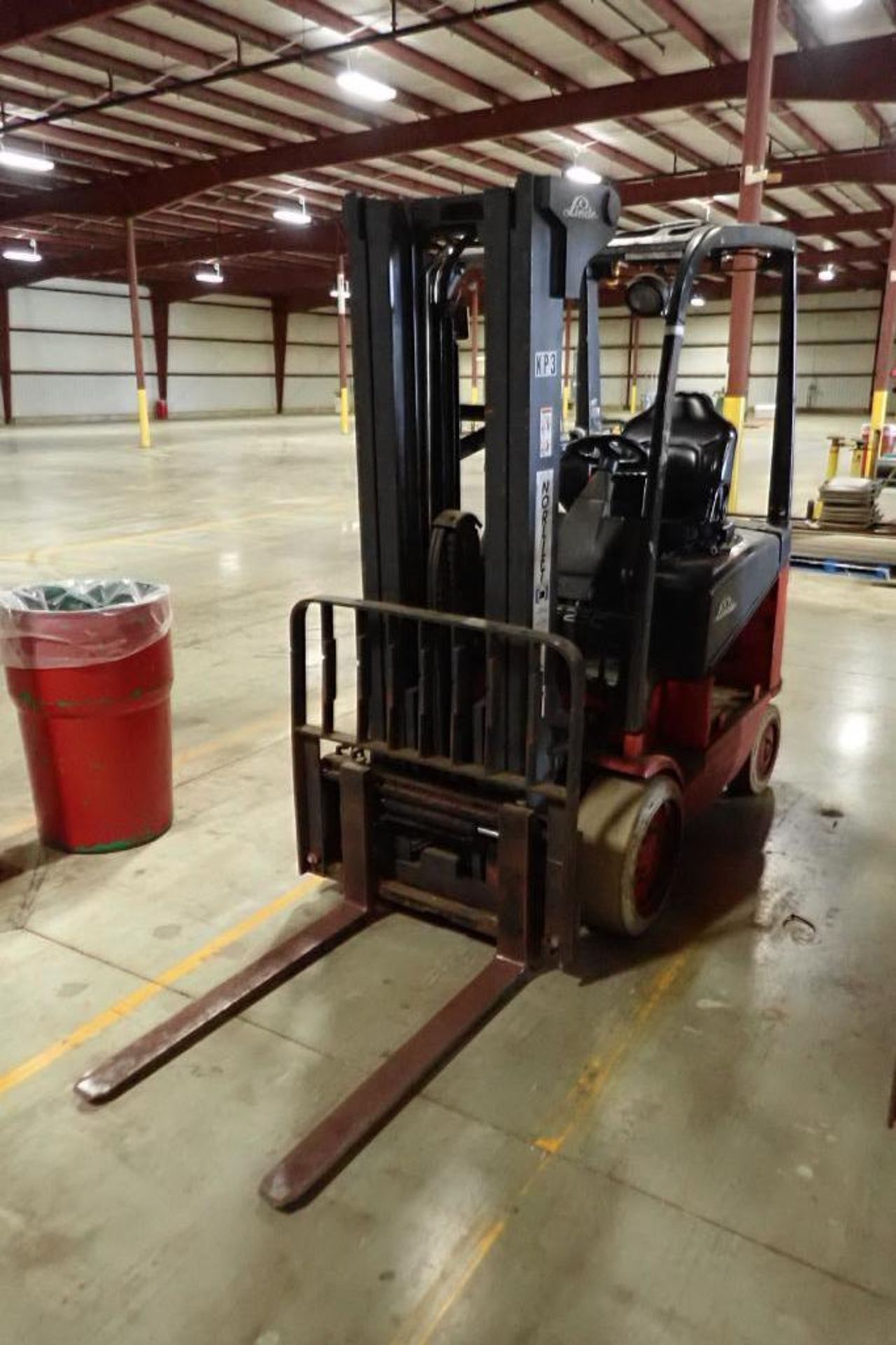 Linde 48V electric forklift {Located in Plymouth, IN} - Image 3 of 8