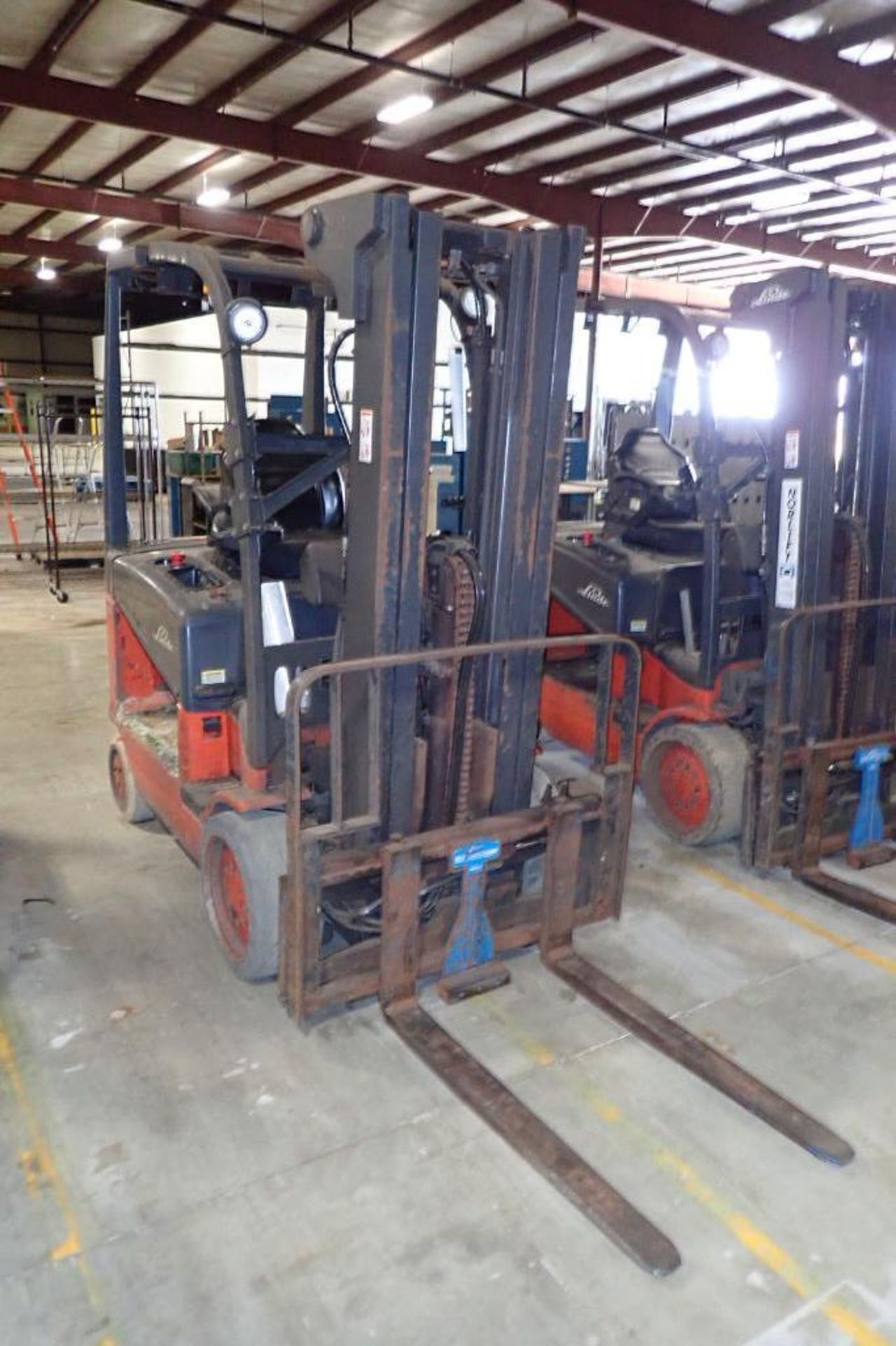 Linde 48V electric forklift {Located in Plymouth, IN} - Image 2 of 8