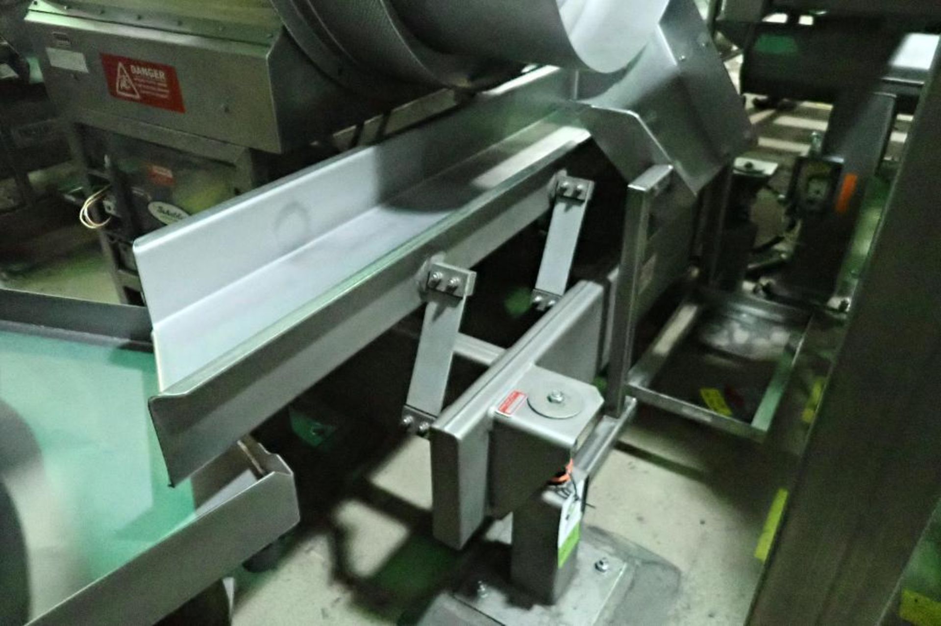 SS Key vibratory conveyor {Located in Lakeville, MN}