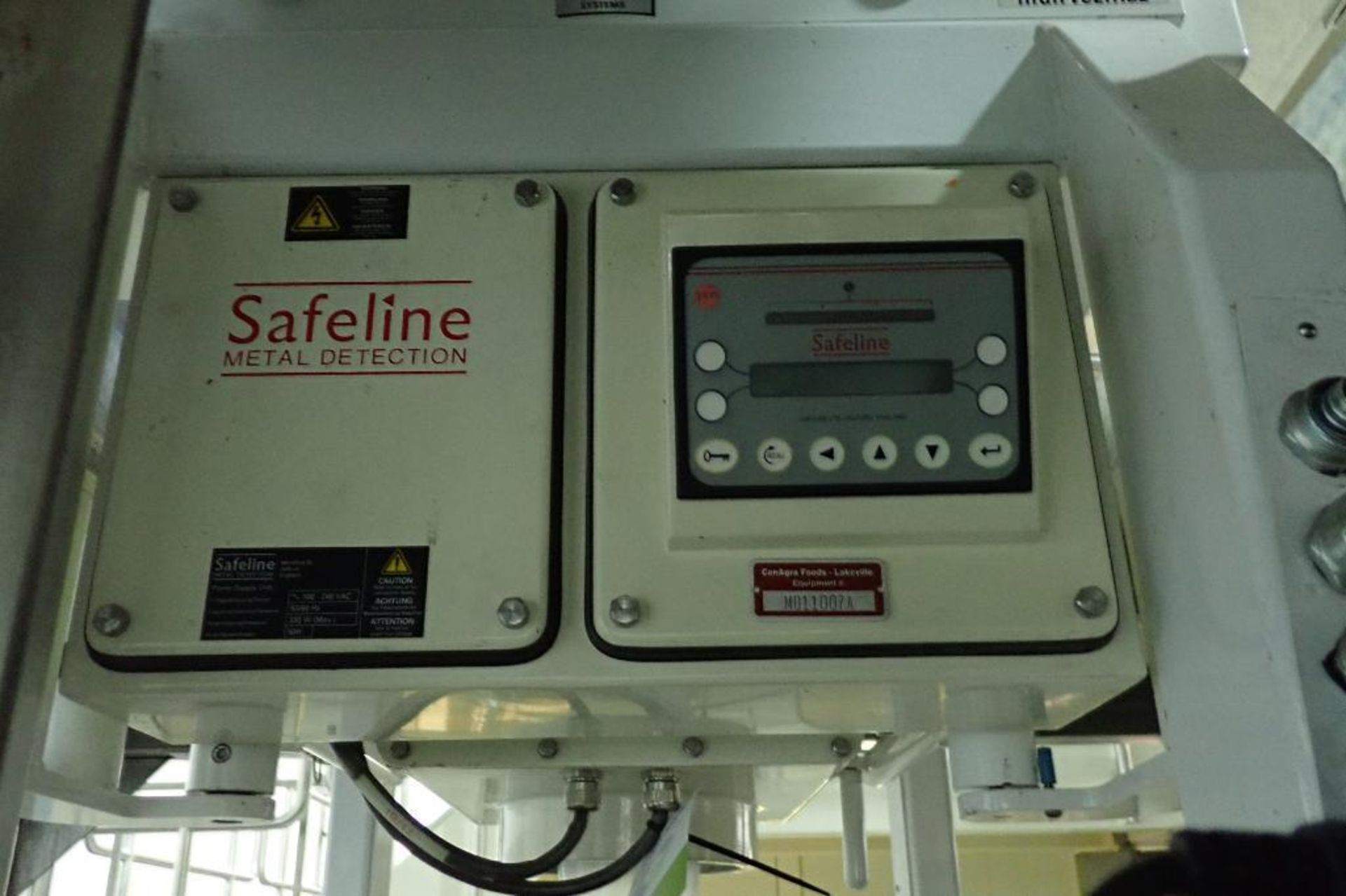 Safeline flo-thru metal detector {Located in Lakeville, MN}