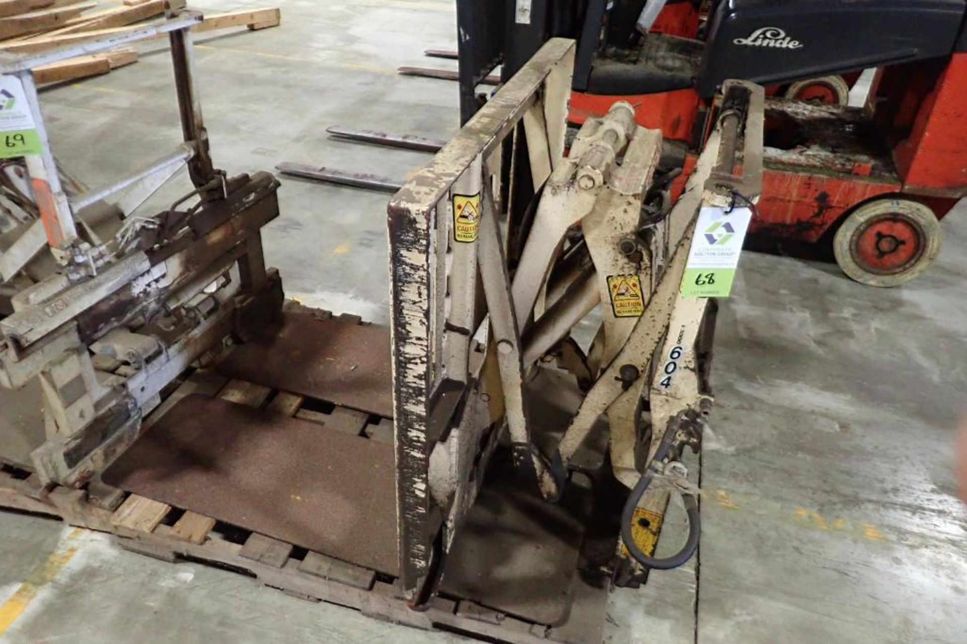 Cascade Push/Pull forklift attachment {Located in Plymouth, IN}